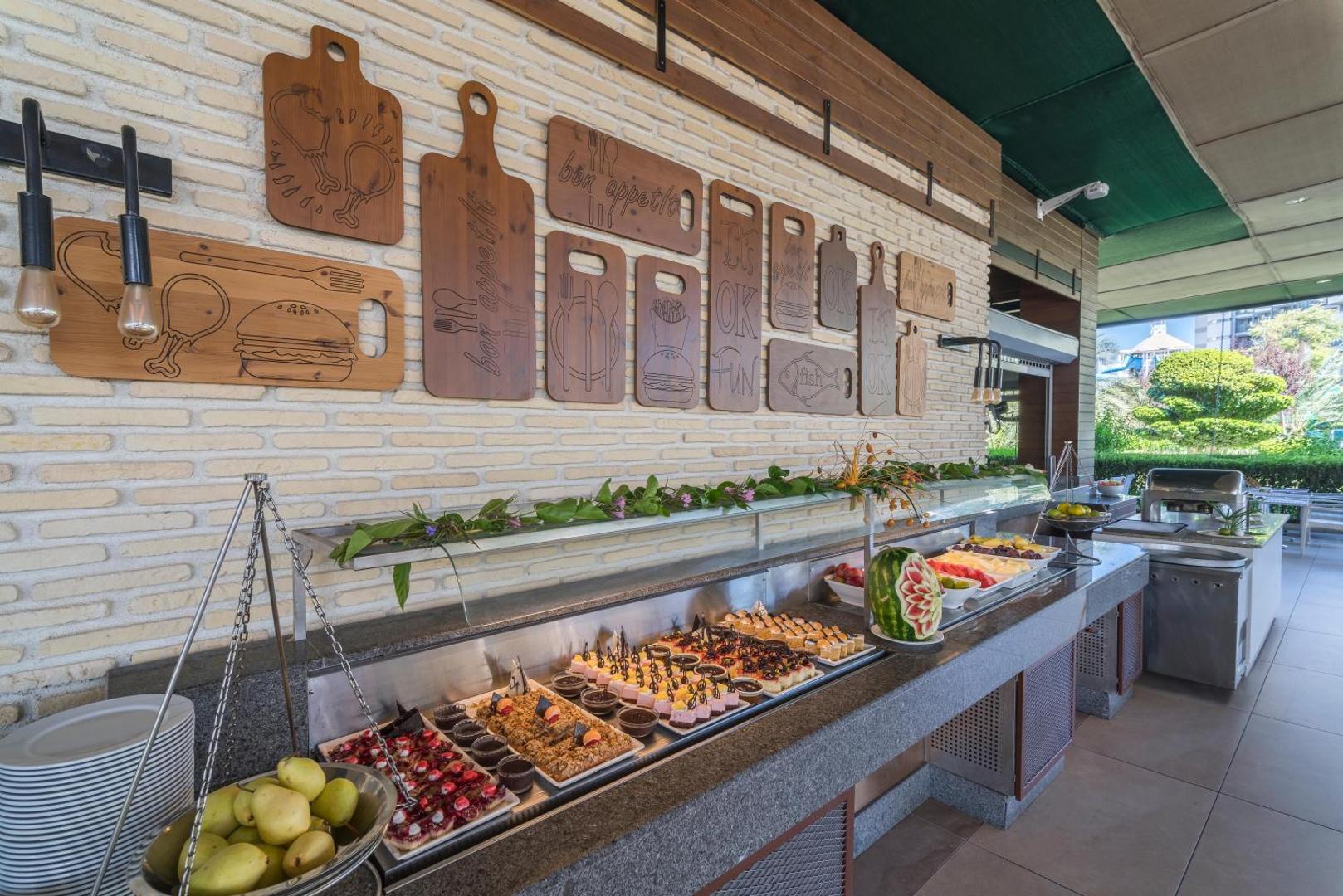 Concorde De Luxe Resort bufetes restorāna desertu un augļu izvēle uz moderna servēšanas galda