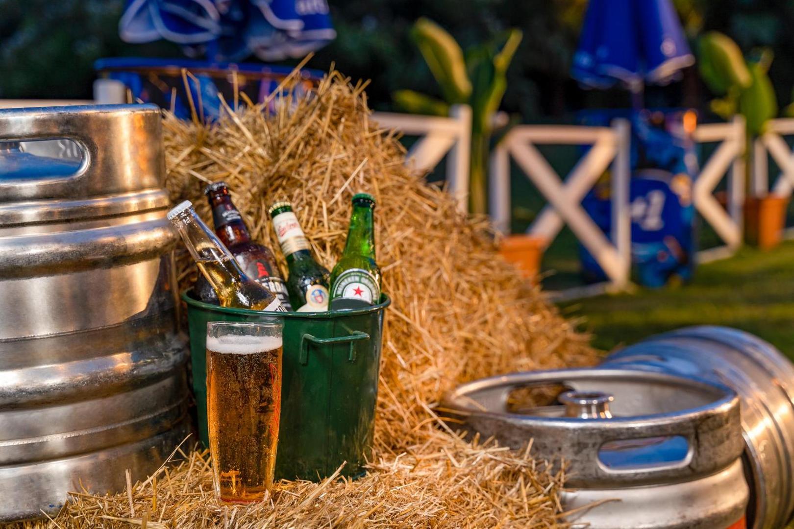 Alus bārs brīvā dabā viesnīcā Concorde De Luxe Resort ar atvēsinātiem dzērieniem spainī uz siena ķīpām