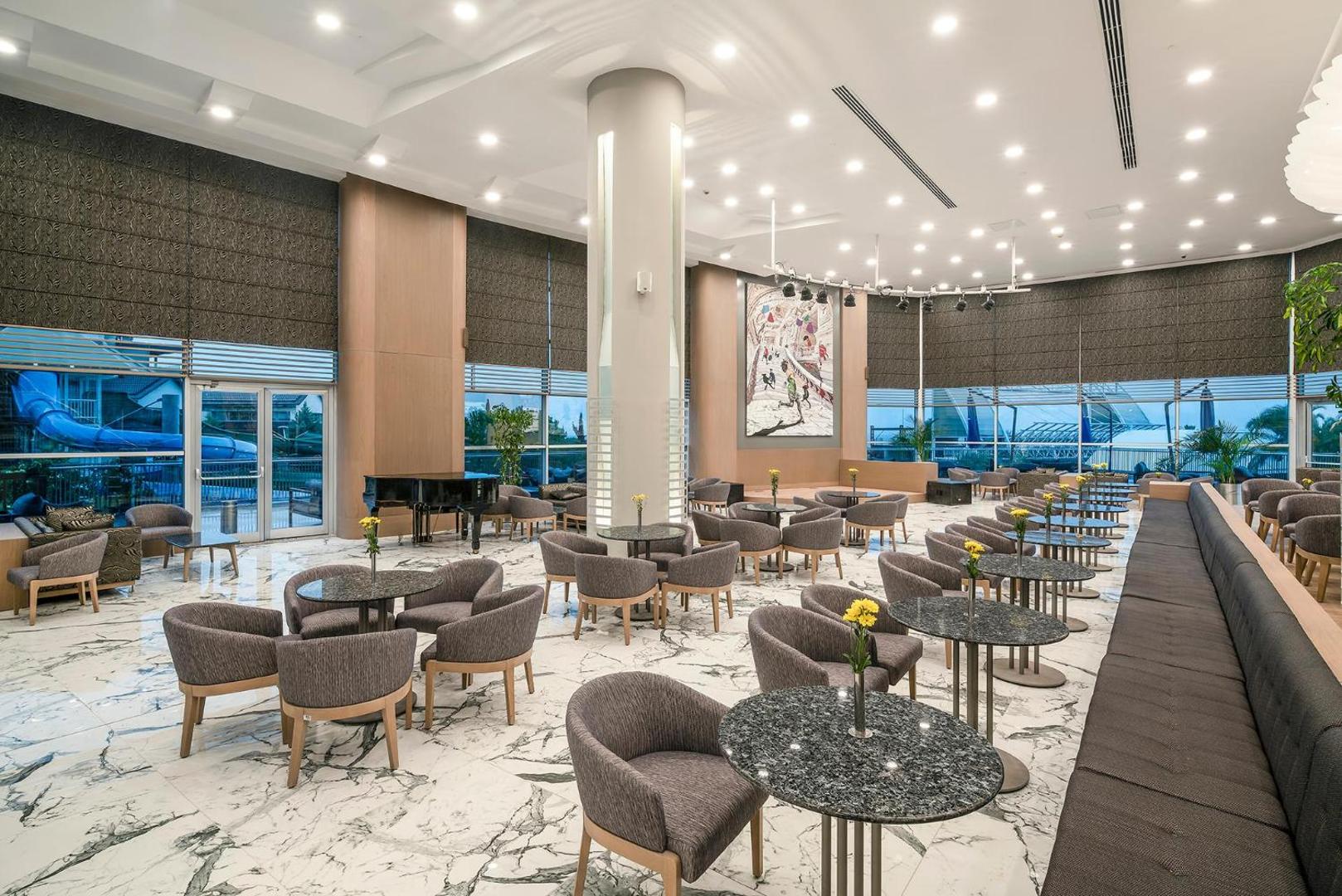 Concorde De Luxe Resort plašais un modernais lobby bārs ar marmora grīdu, ērtiem atpūtas krēsliem un lieliem logiem