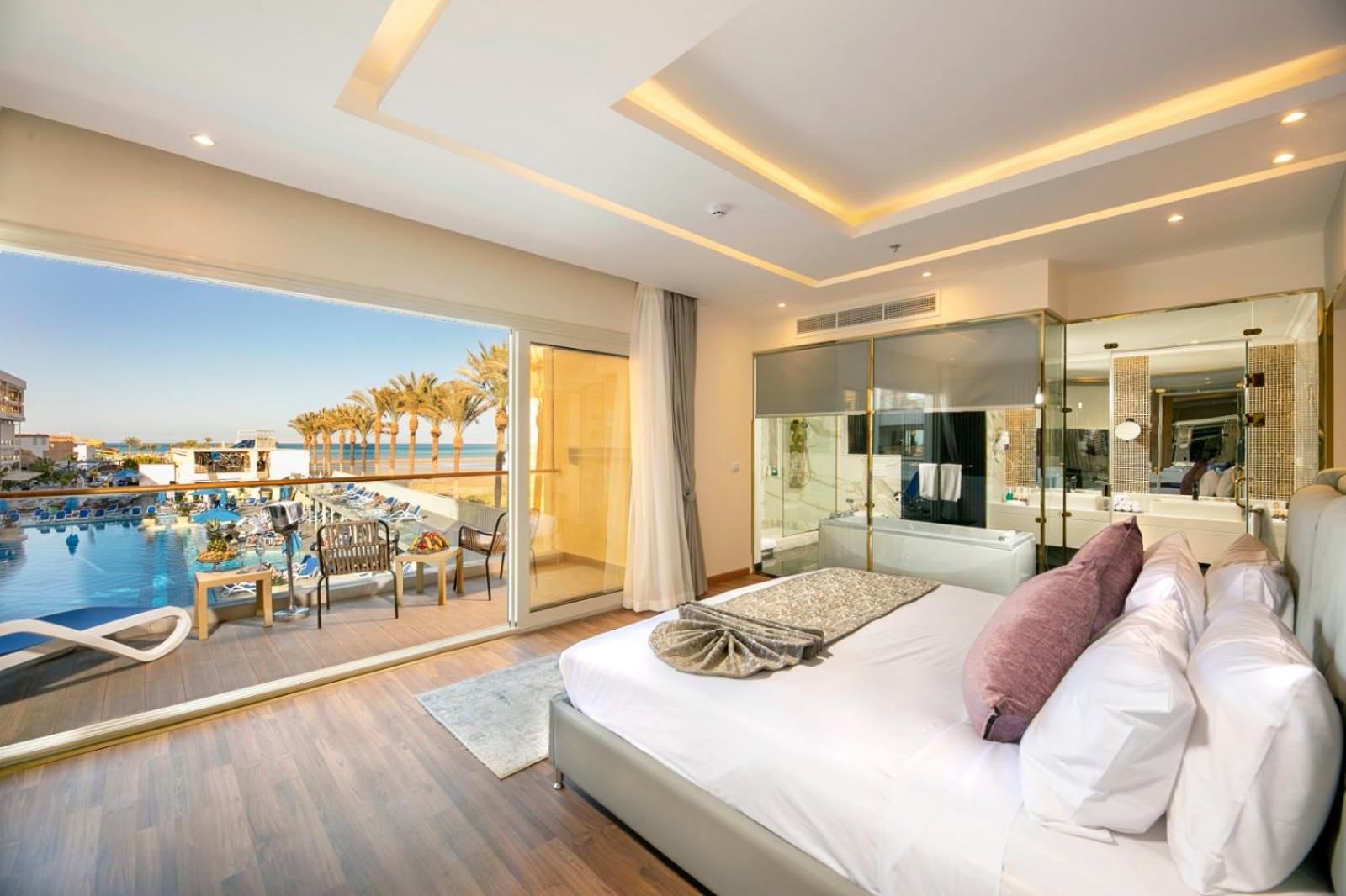 Bellagio Beach Resort & Spa luksusa numurs ar terasi, skatu uz baseinu un jūru, atvērtā plānojuma vannasistabu un palmu ainavu