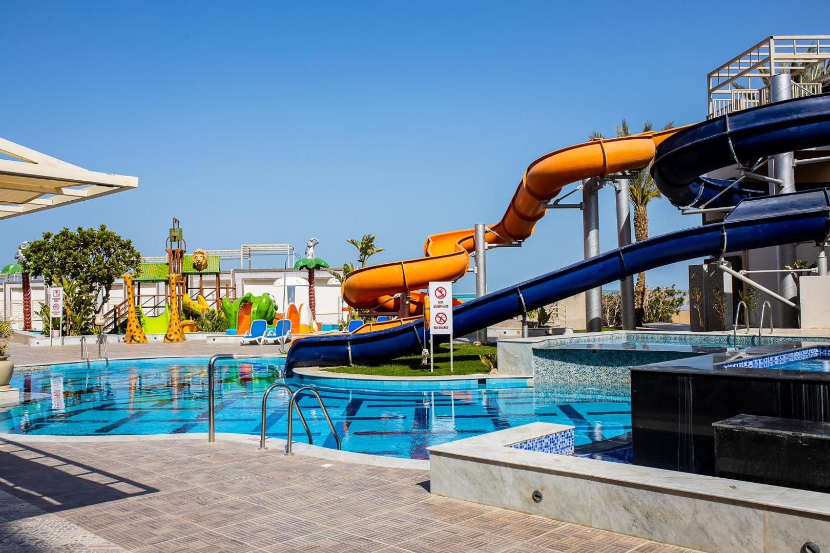 Viesnīcas Bellagio Beach Resort & Spa bērnu baseins ar mazākiem slidkalniņiem un rotaļu laukumu drošai atpūtai ģimenēm