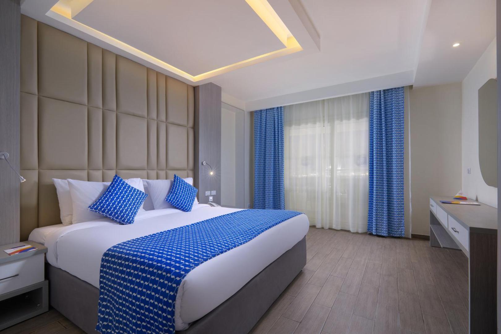 Bellagio Beach Resort & Spa moderns divvietīgs numurs ar ziliem akcentiem, lielu gultu un gaišu interjeru Hurgadas kūrortā