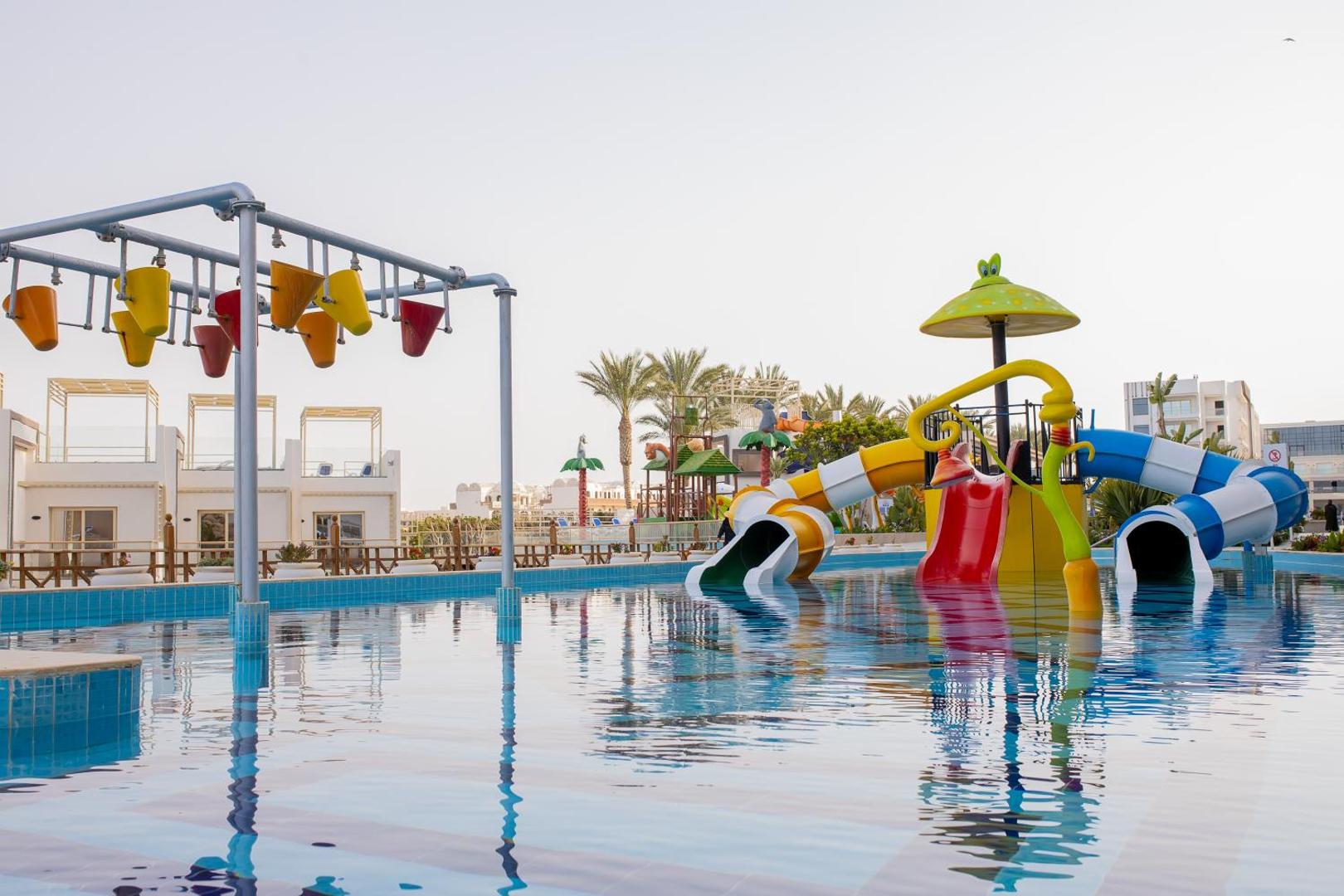 Bellagio Beach Resort & Spa bērnu baseins ar krāsainiem slidkalniņiem, ūdens spaiņiem un seklu zonu Hurgadas kūrortā.