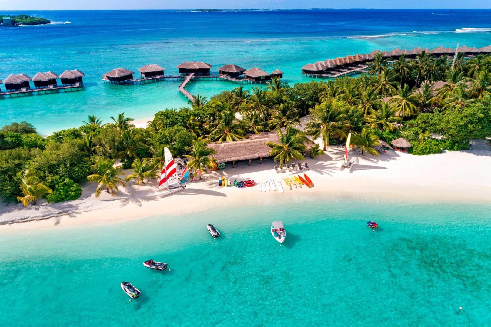 Sheraton Maldives Full Moon Resort & Spa aerofoto ar ūdens bungalo, balto smilšu pludmali un ūdens sporta centru
