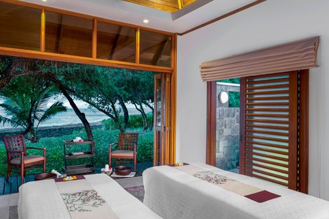 Sheraton Maldives Full Moon Resort & Spa spa procedūru numurs ar divām kušetēm un skatu uz tropu dārzu un okeānu