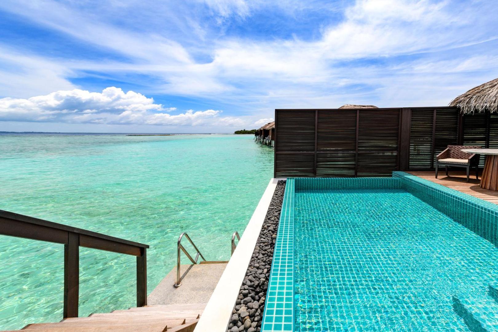 Sheraton Maldives Full Moon Resort & Spa ūdens bungalo ar privātu baseinu un kāpnēm tieši tirkīzzilajā okeāna ūdenī