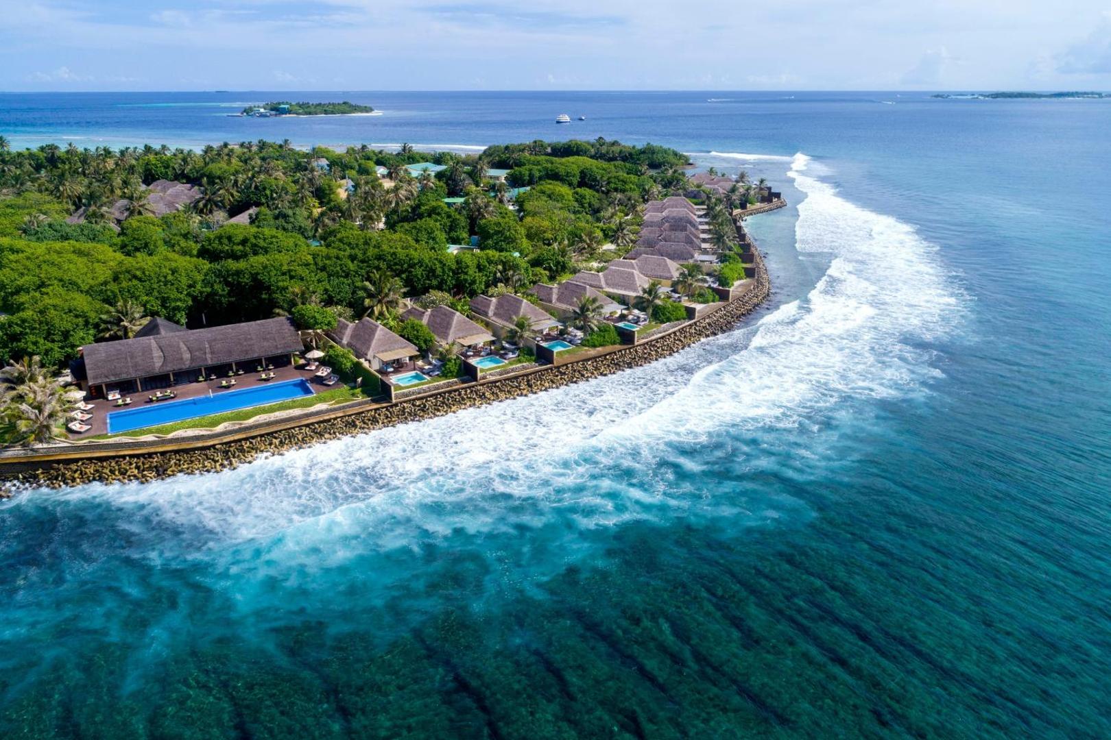 Sheraton Maldives Full Moon Resort & Spa piekrastes villas ar baseiniem un skatu uz okeāna viļņiem Maldīvu salās