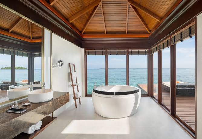 Sheraton Maldives Full Moon Resort & Spa luksusa numura vannas istaba ar panorāmas skatu uz okeānu un apaļu vannu centrā