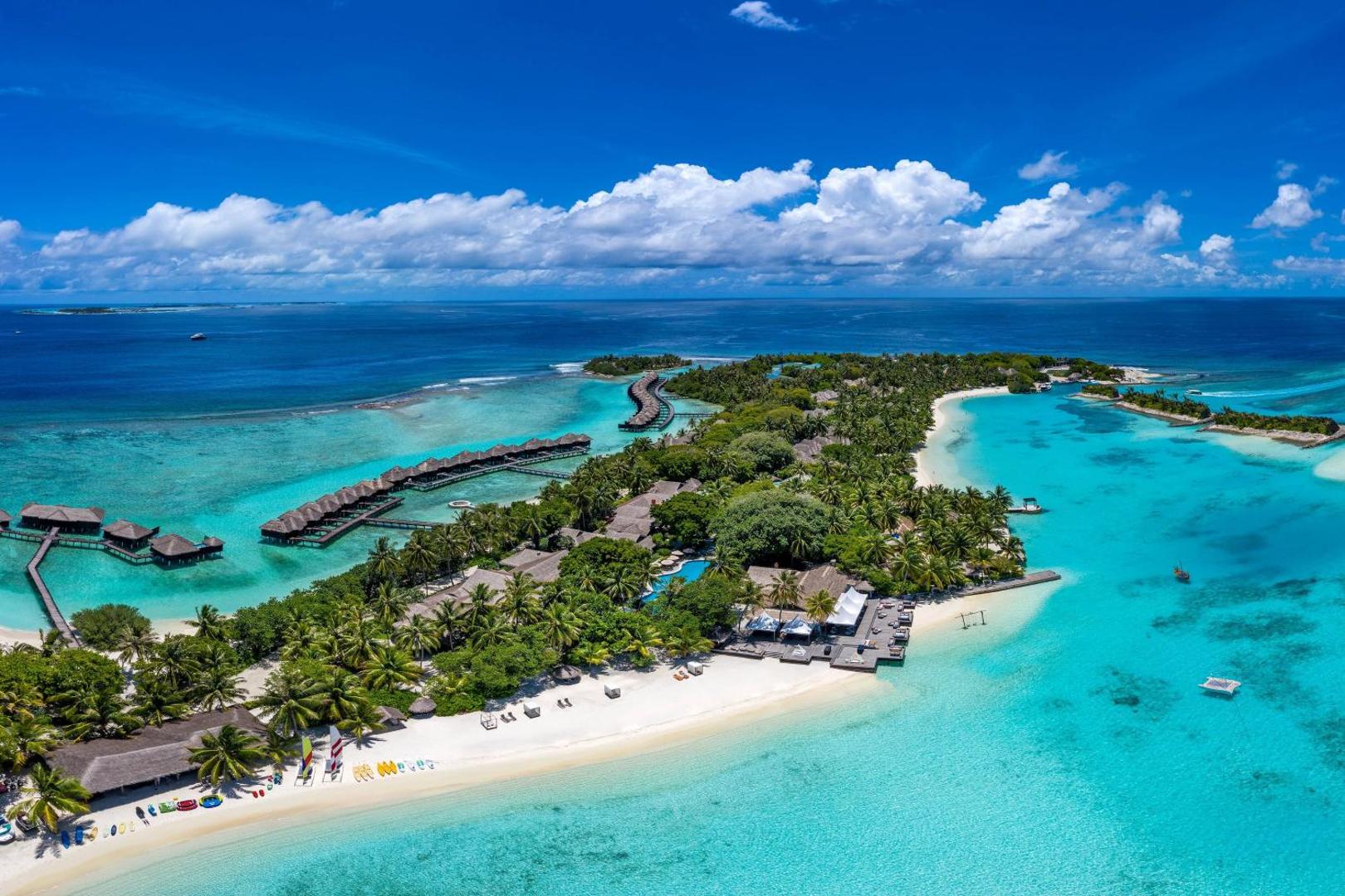 Sheraton Maldives Full Moon Resort & Spa skats no putna lidojuma uz salu, balto smilšu pludmali un tirkīzzilo lagūnu Maldīvijā