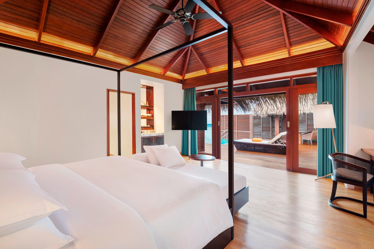 Sheraton Maldives Full Moon Resort & Spa gaišs numurs ar augstiem koka griestiem, lielu gultu un izeju uz terasi