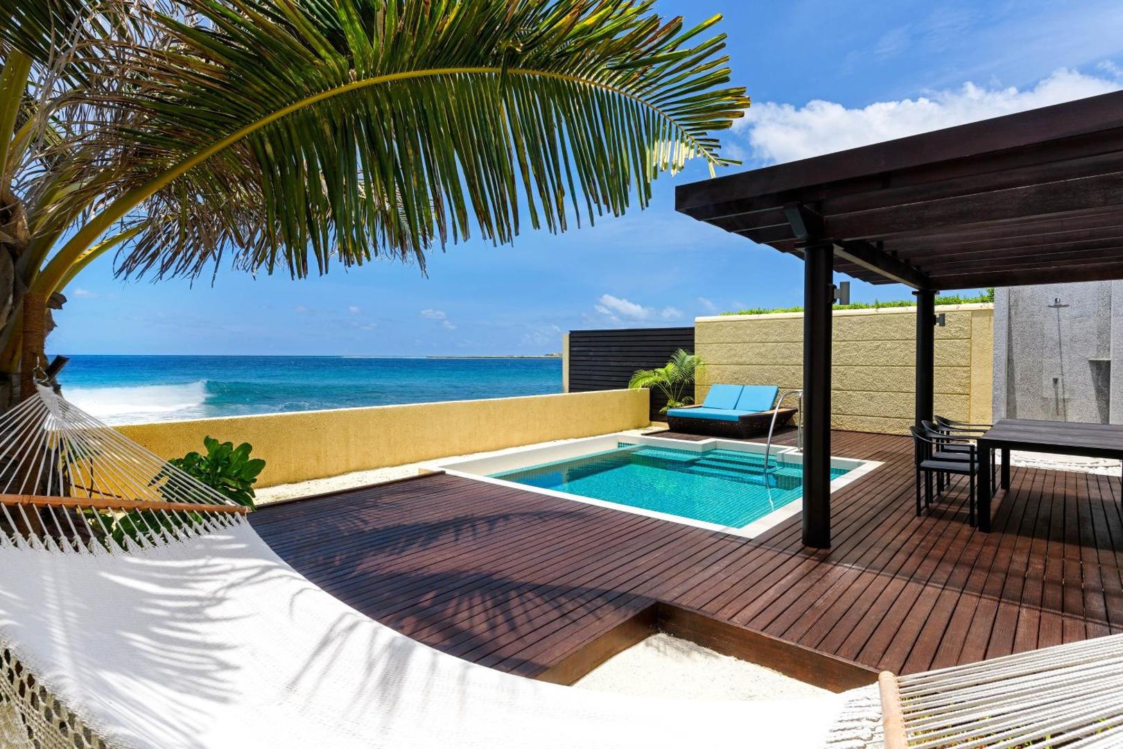 Sheraton Maldives Full Moon Resort & Spa bungalo terase ar privātu baseinu, šūpuļtīklu un skatu uz okeānu Maldīvu salās