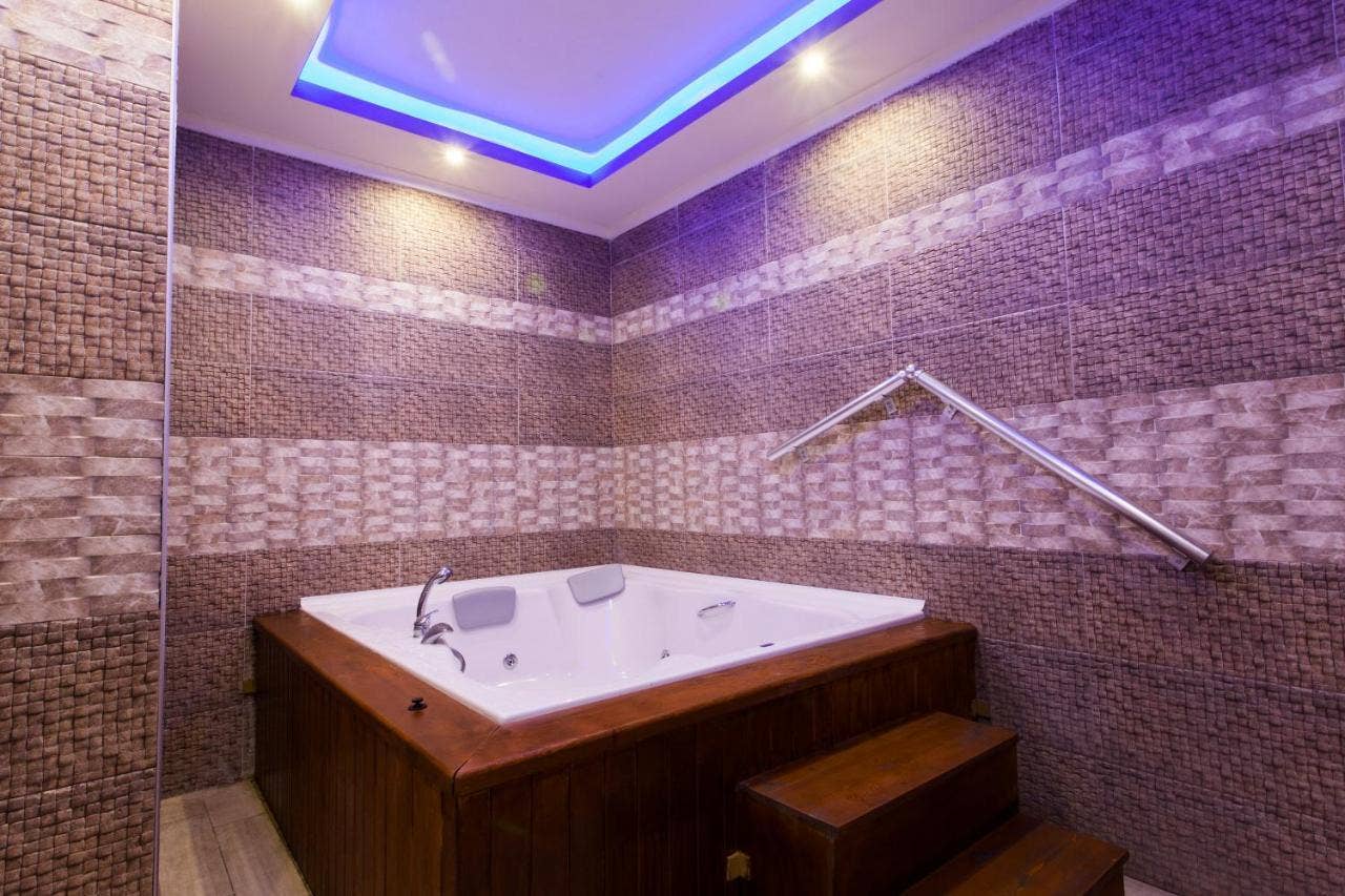 Eftalia Splash Resort spa centra džakuzi vanna ar koka apdari un violetu neona apgaismojumu relaksācijas zonā