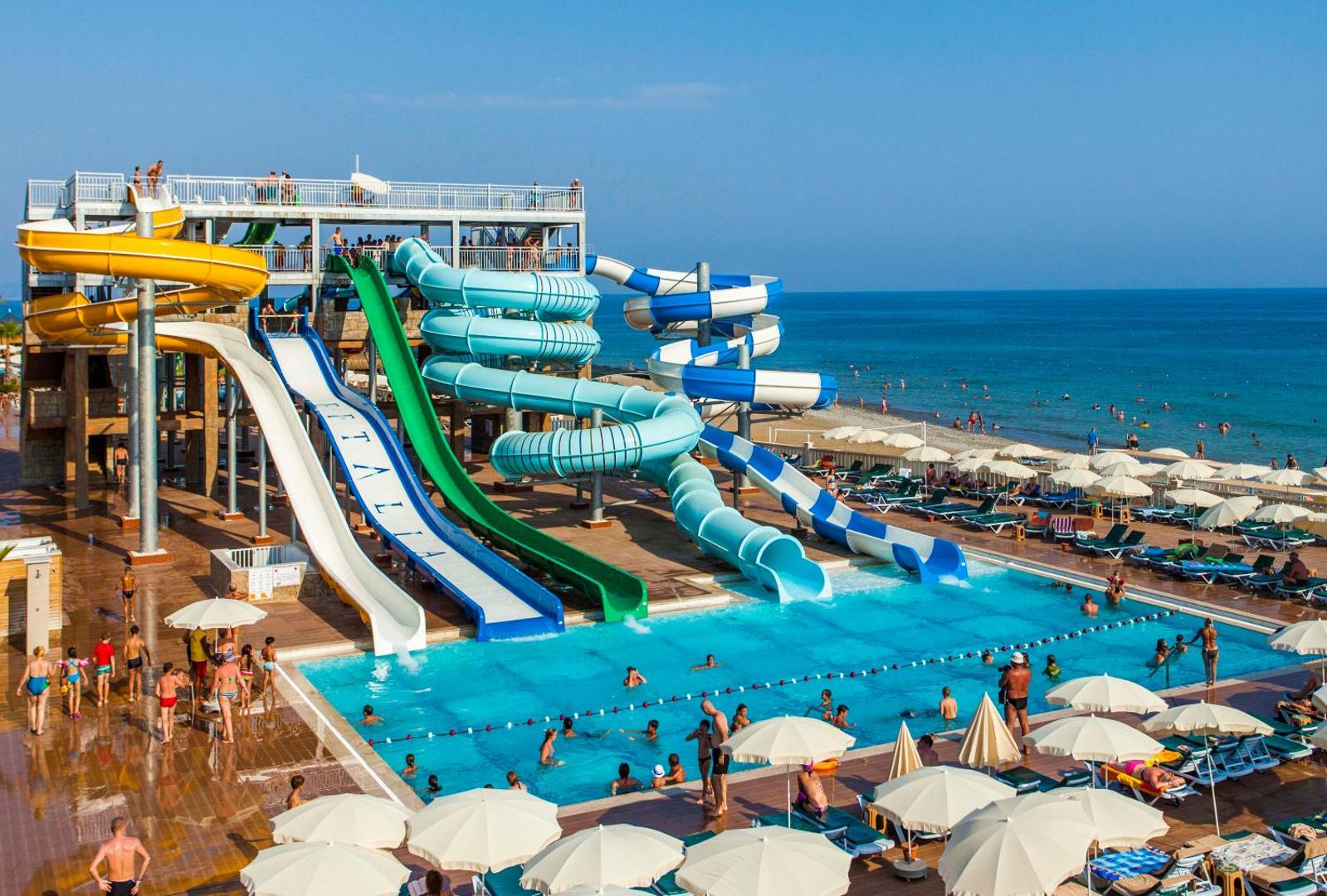 Eftalia Splash Resort akvaparks ar krāsainiem slidkalniņiem un baseinu pie jūras Alānijā — aktīvās atpūtas zona bērniem un pieaugušajiem