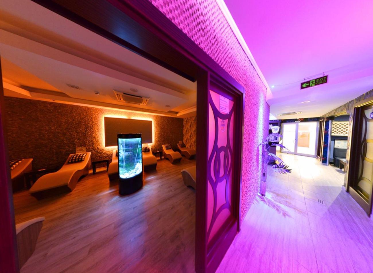 Spa atpūtas telpa viesnīcā Eftalia Splash Resort ar ergonomiskiem zviļņiem, akvāriju un atmosfērisku apgaismojumu