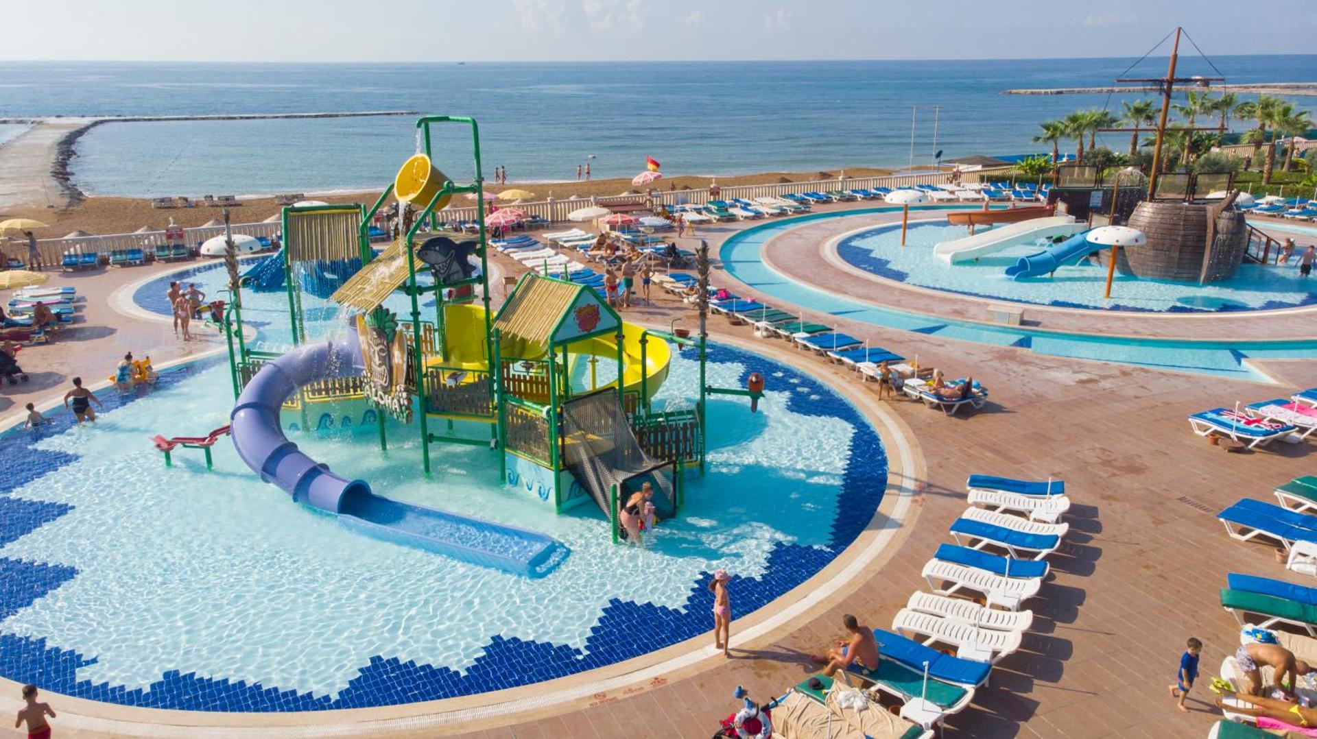 Eftalia Splash Resort panorāmas skats uz plašo akvaparku, sauļošanās zonu un Vidusjūras piekrasti Alānijas reģionā