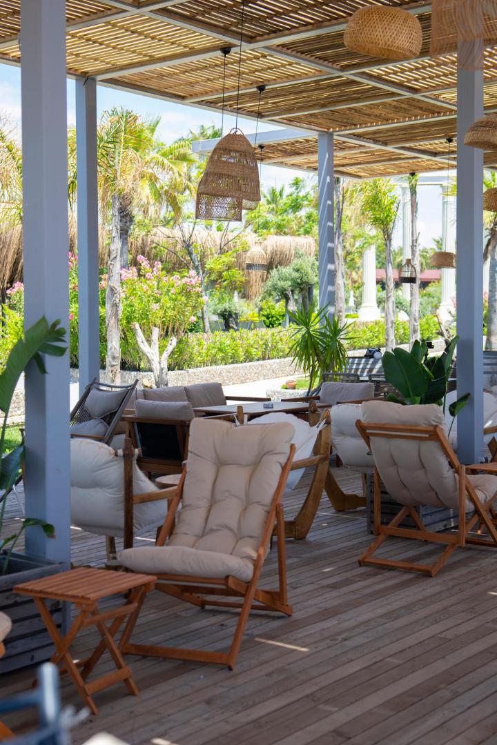 Flora Garden Beach viesnīcas āra atpūtas zona ar mīkstiem krēsliem zem koka nojumes dārza ielokā Sidē