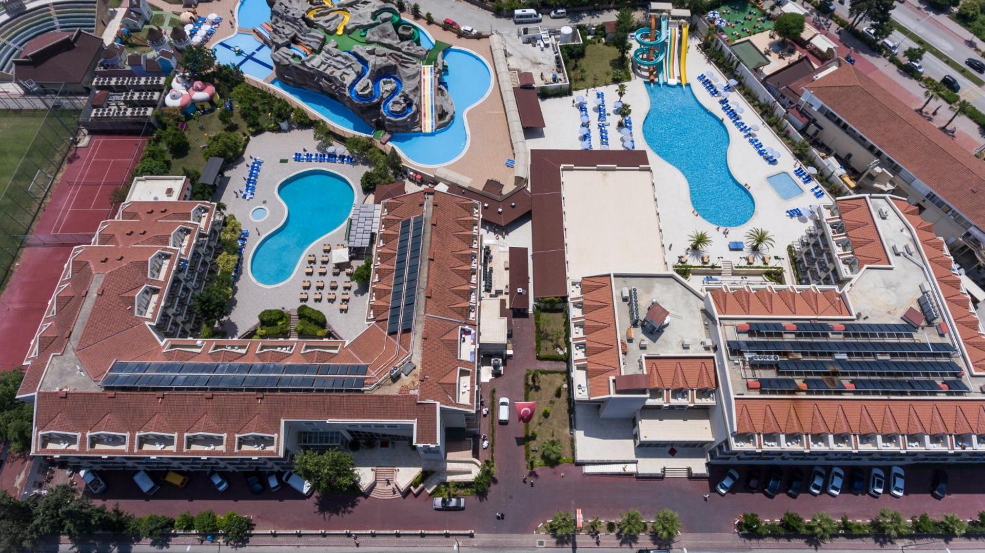 Kemer Dream Hotel skats no putna lidojuma uz plašo teritoriju ar vairākiem āra baseiniem un ūdens slidkalniņiem Kemeras kūrortā, Turcijā.