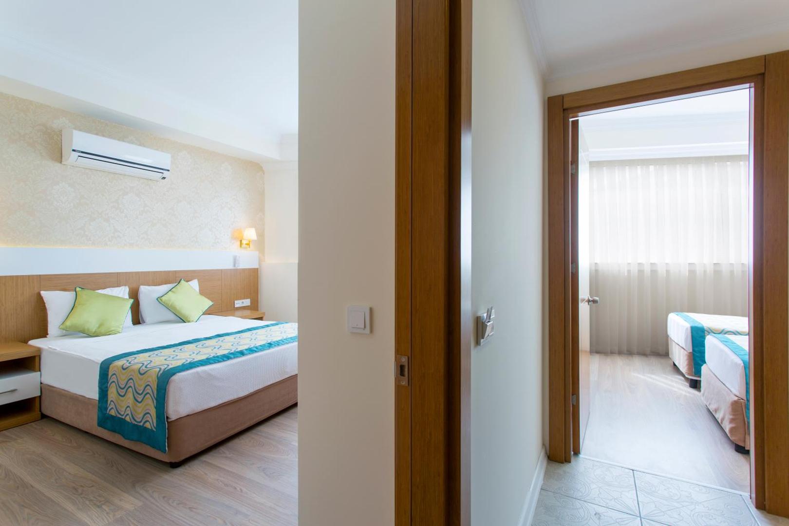 Kemer Dream Hotel ģimenes numurs ar divām atsevišķām guļamistabām un gaišu interjeru Kemeras piekrastē