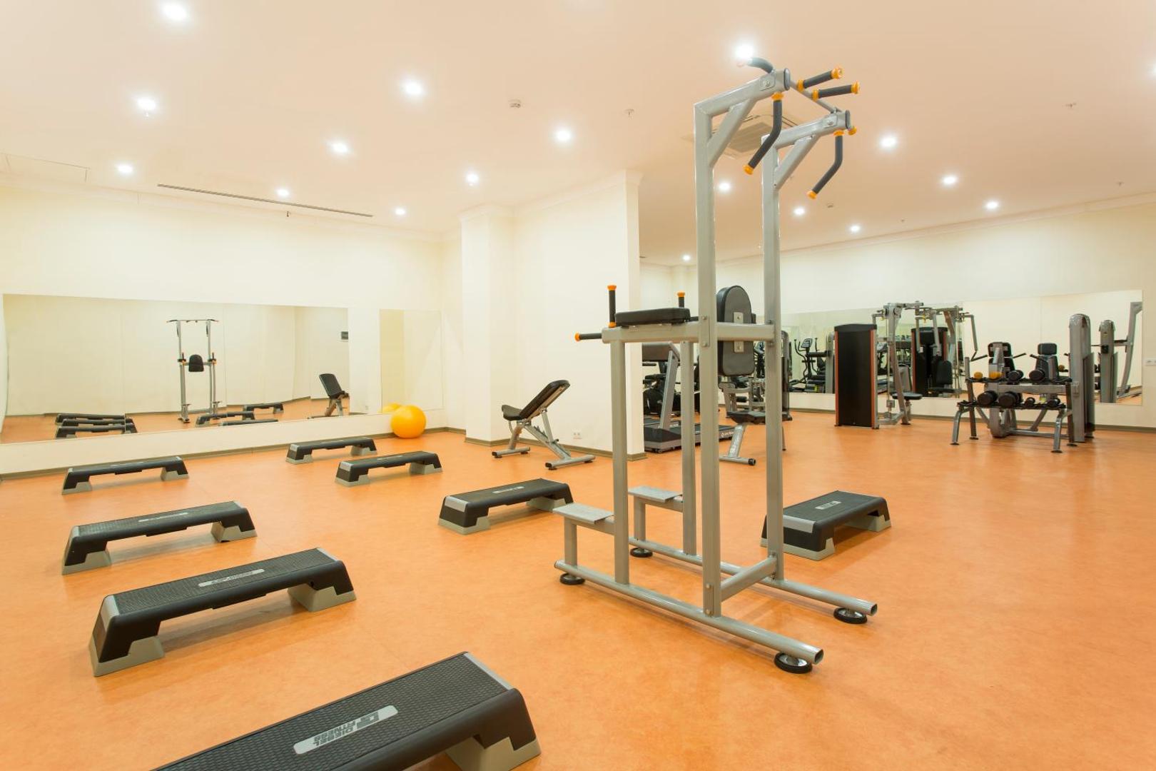 Kemer Dream Hotel gaiša fitness zāle ar trenažieriem, stepa platformām un spoguļiem aktīvai atpūtai Turcijā.