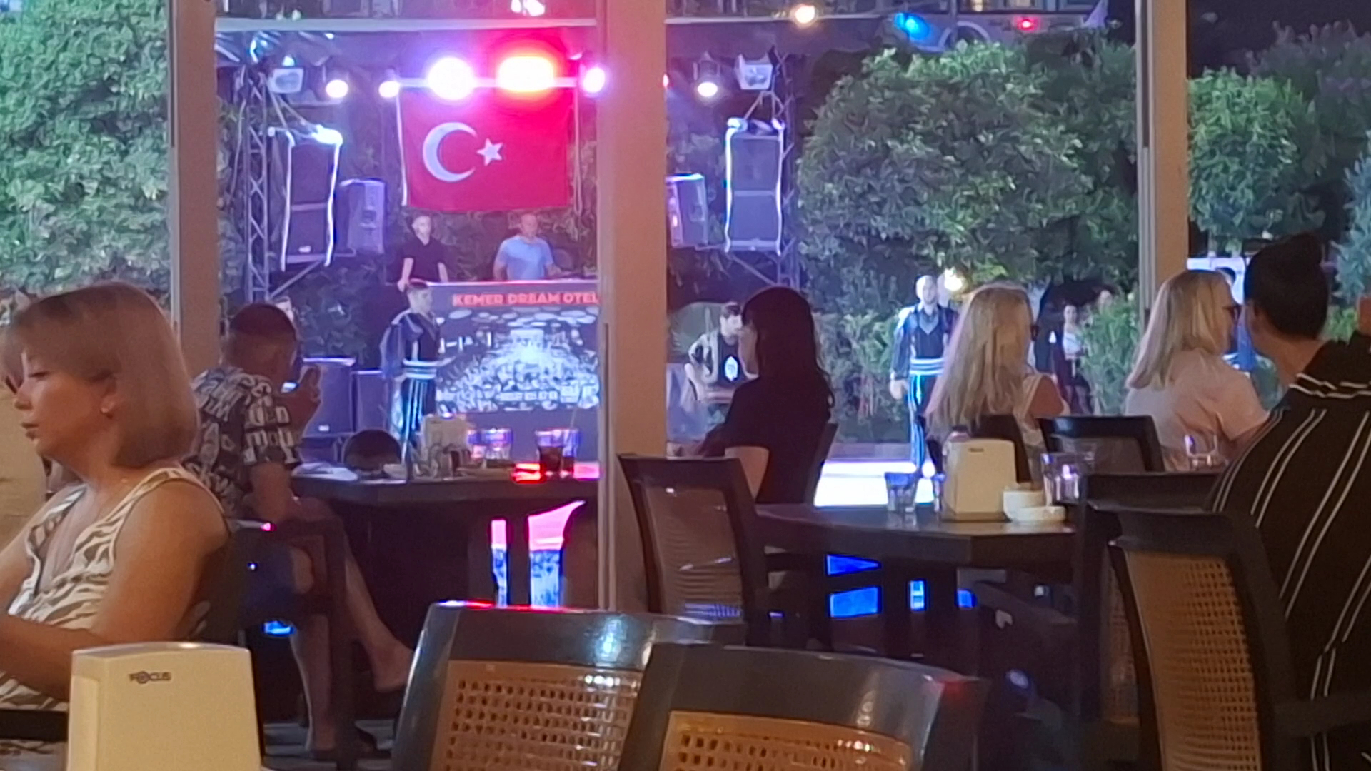 Viesnīcas Kemer Dream Hotel vakara izklaides programma ar dzīvo mūziku un dejotājiem uz skatuves pie restorāna terases.