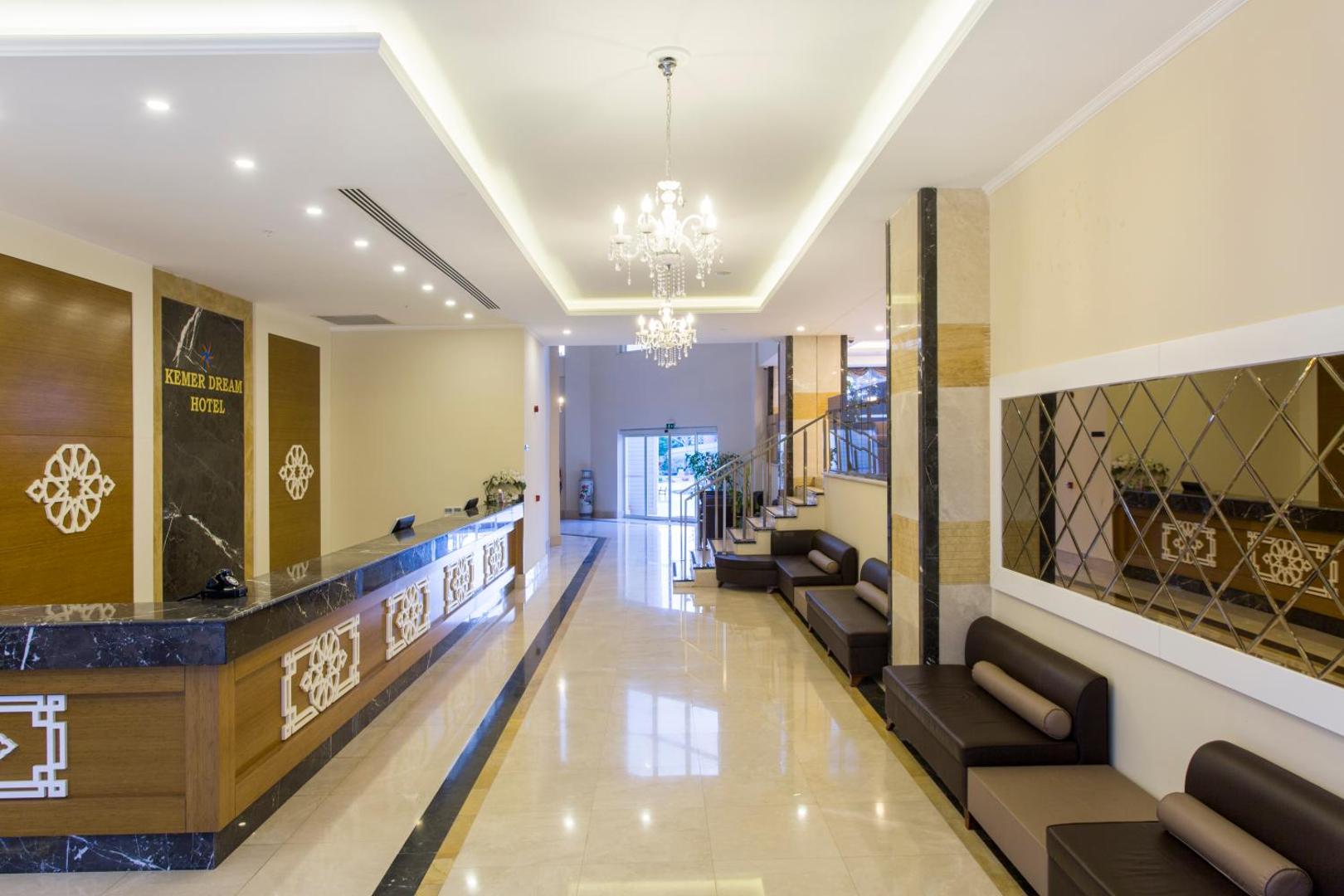 Kemer Dream Hotel gaišā un modernā recepcijas zona ar marmora apdari, kristāla lustru un ērtiem dīvāniem atpūtai.