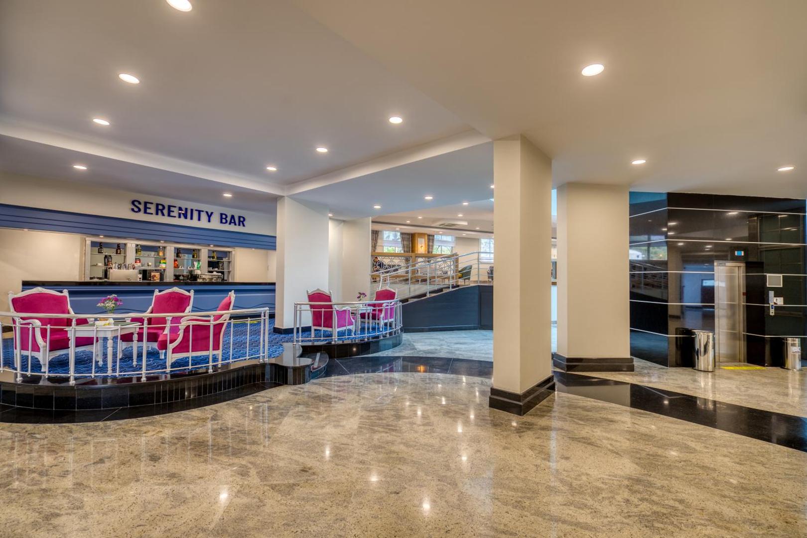 Plašs Sealife Kemer Resort Hotel lobijs ar pulētu marmora grīdu, liftu un skatu uz Serenity Bar zonu