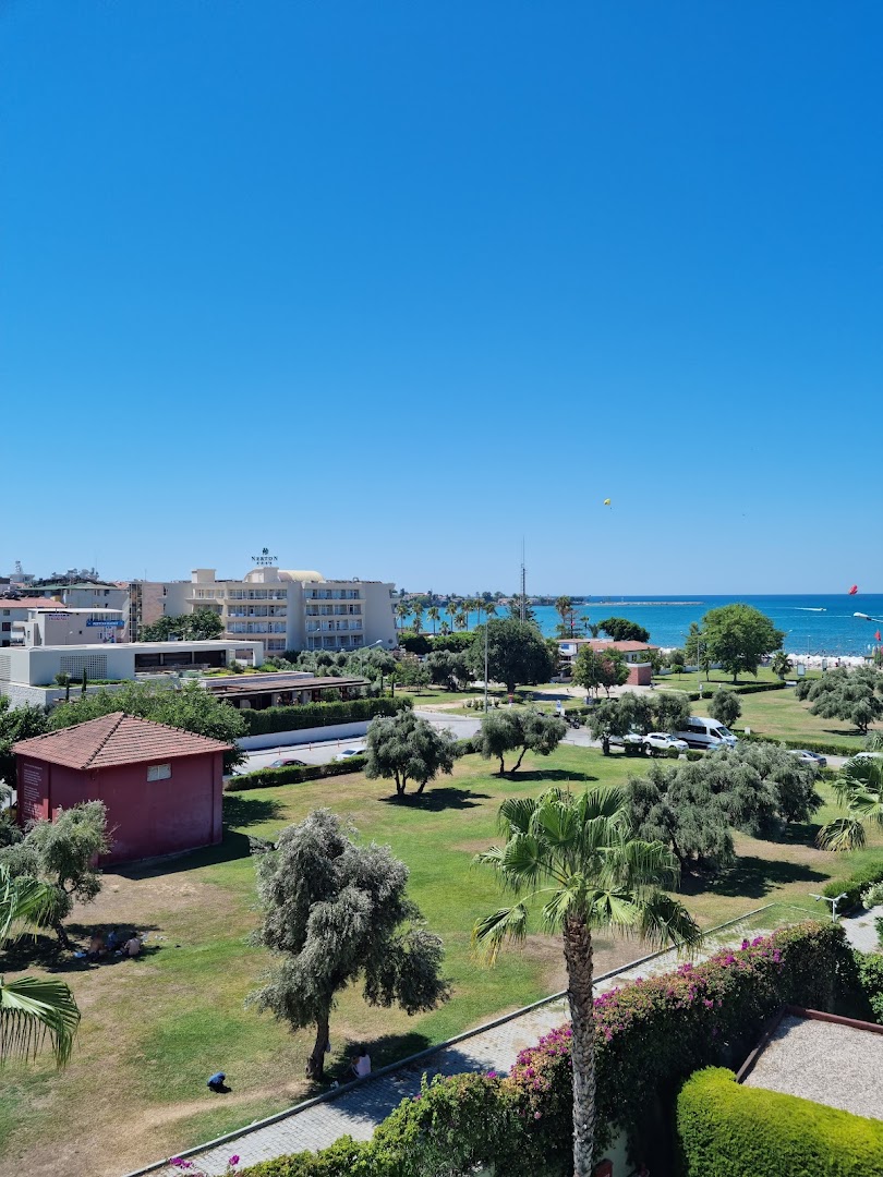 Skats no TUI BLUE Barut Andiz numura balkona uz zaļo dārzu, palmām un zilo jūras līci Sidē