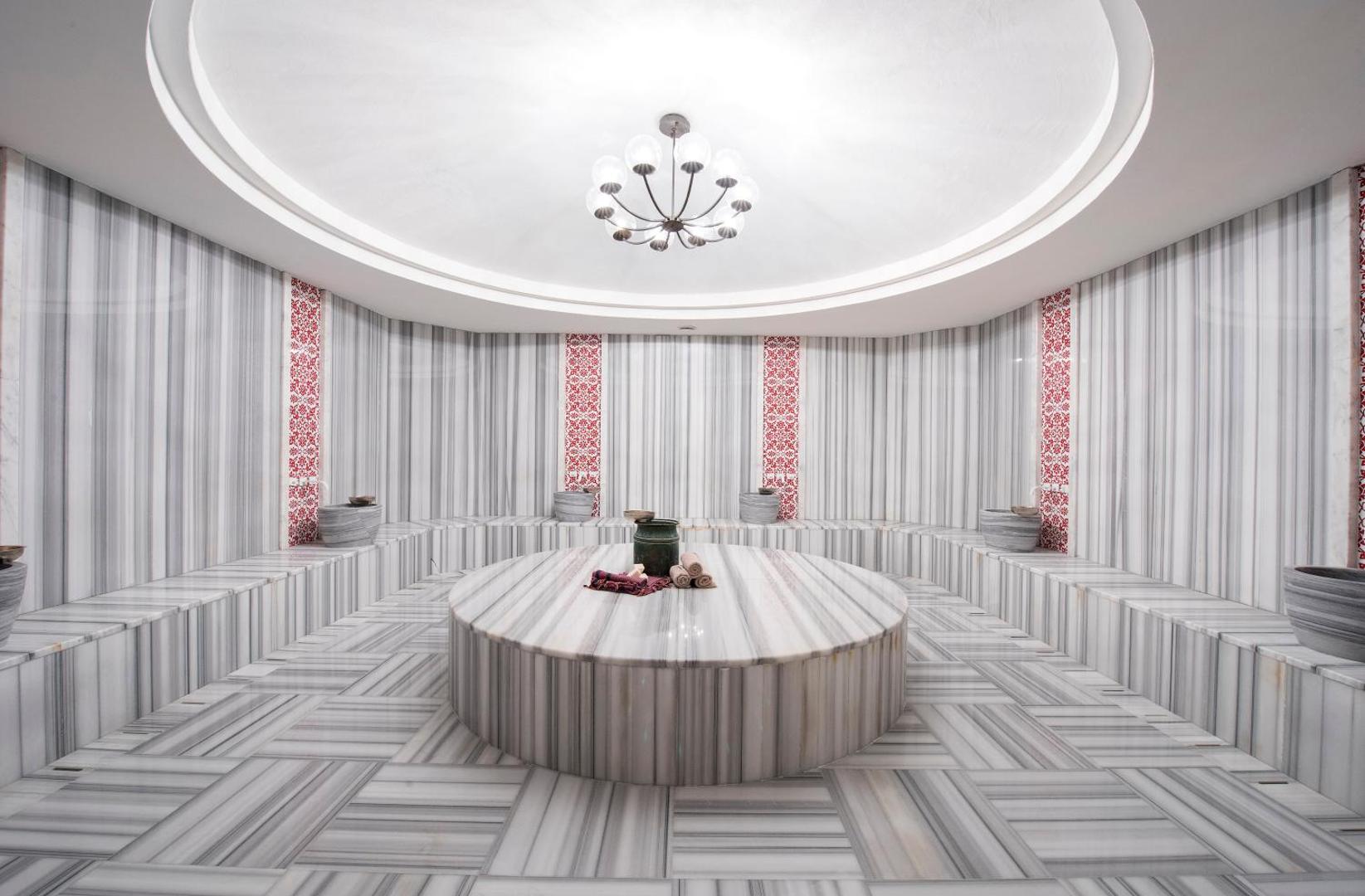 Tradicionāls turku hamams TUI BLUE Barut Andiz spa centrā ar marmora apdari un centrālo akmens platformu relaksācijai