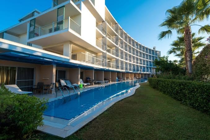TUI BLUE Barut Andiz numuri ar tiešu piekļuvi baseinam — moderna arhitektūra, sauļošanās krēsli uz terases un palmas
