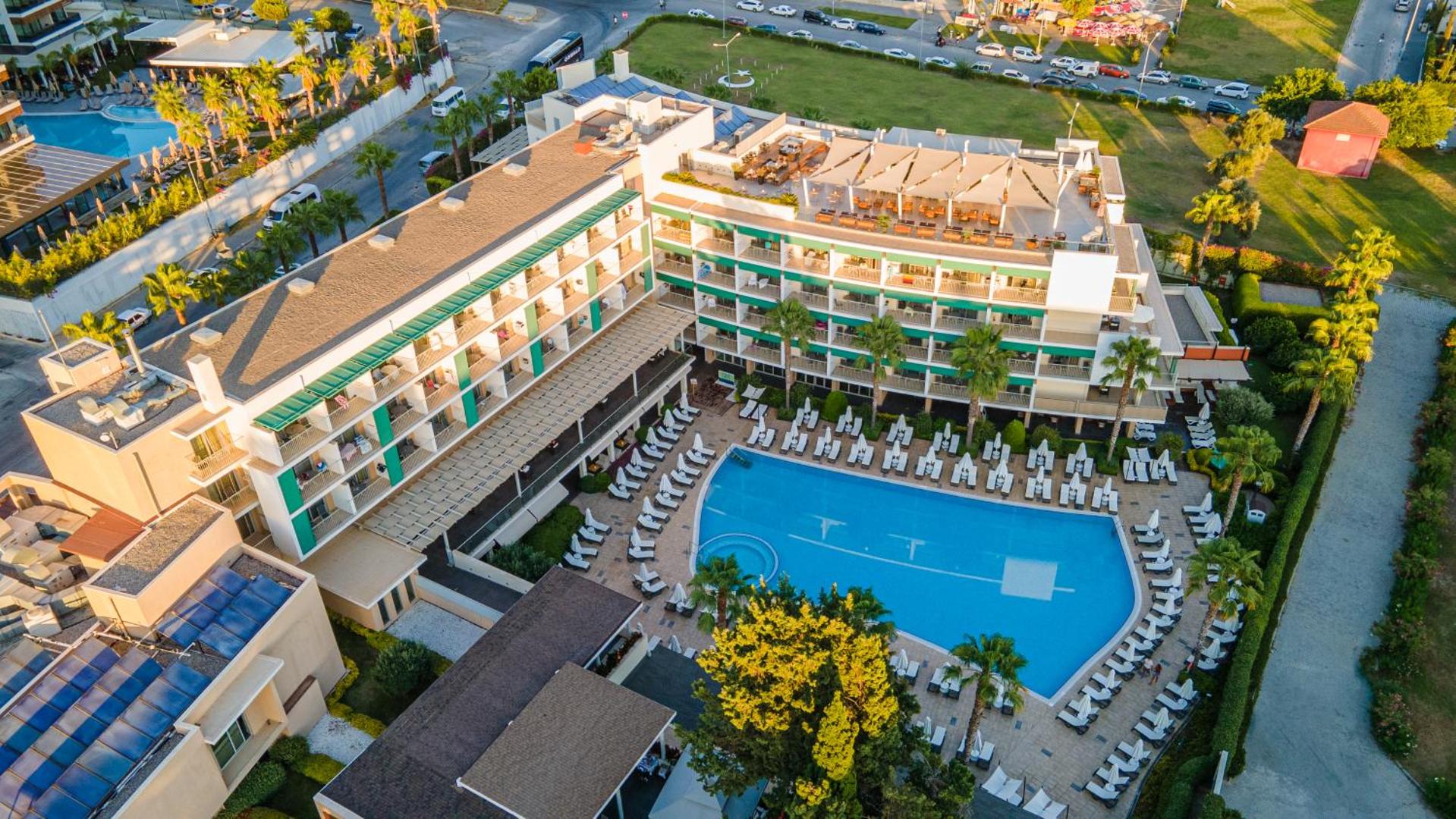 TUI BLUE Barut Andiz viesnīcas skats no putna lidojuma Sidē — liels āra baseins, sauļošanās terase un moderns ēkas komplekss