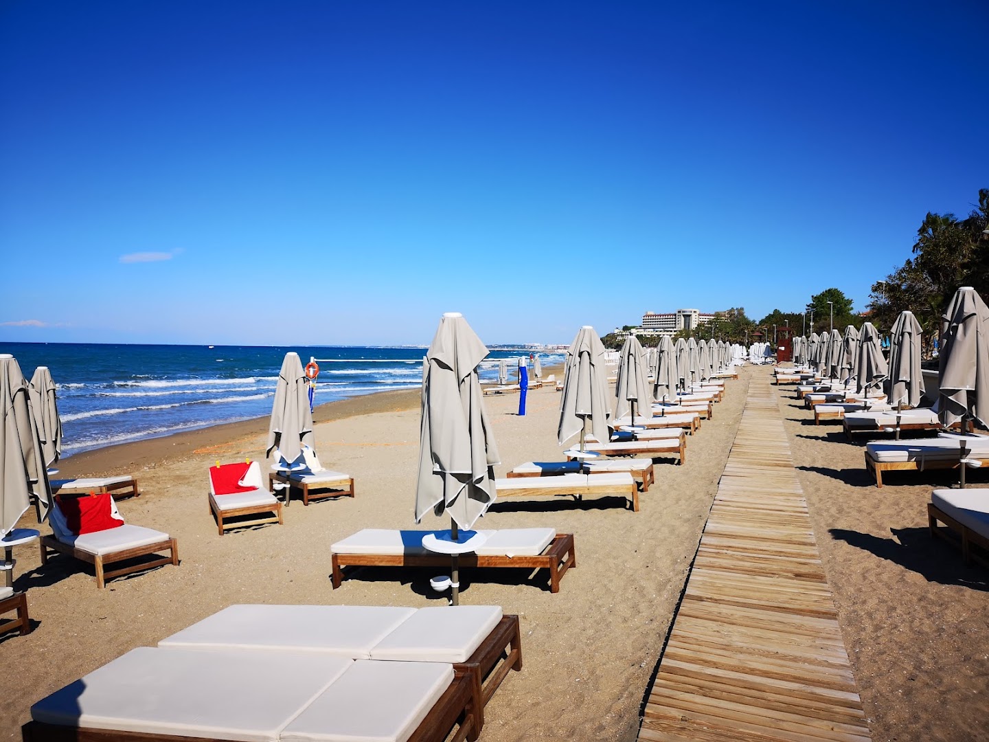 Acanthus & Cennet Barut Collection privātā smilšu pludmale ar koka laipām, saulessargiem un ērtiem zviļņiem Sidē