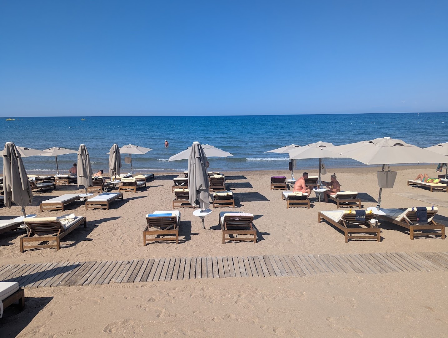 Acanthus & Cennet Barut Collection pludmales zona ar saulessargiem un atpūtas krēsliem pie dzidrās Vidusjūras