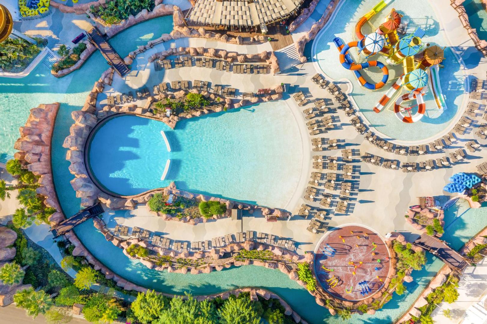 The Land of Legends Kingdom Hotel akvaparka skats no putna lidojuma Belekā, Turcijā — plaši baseini, atpūtas krēsli un bērnu ūdens atrakcijas