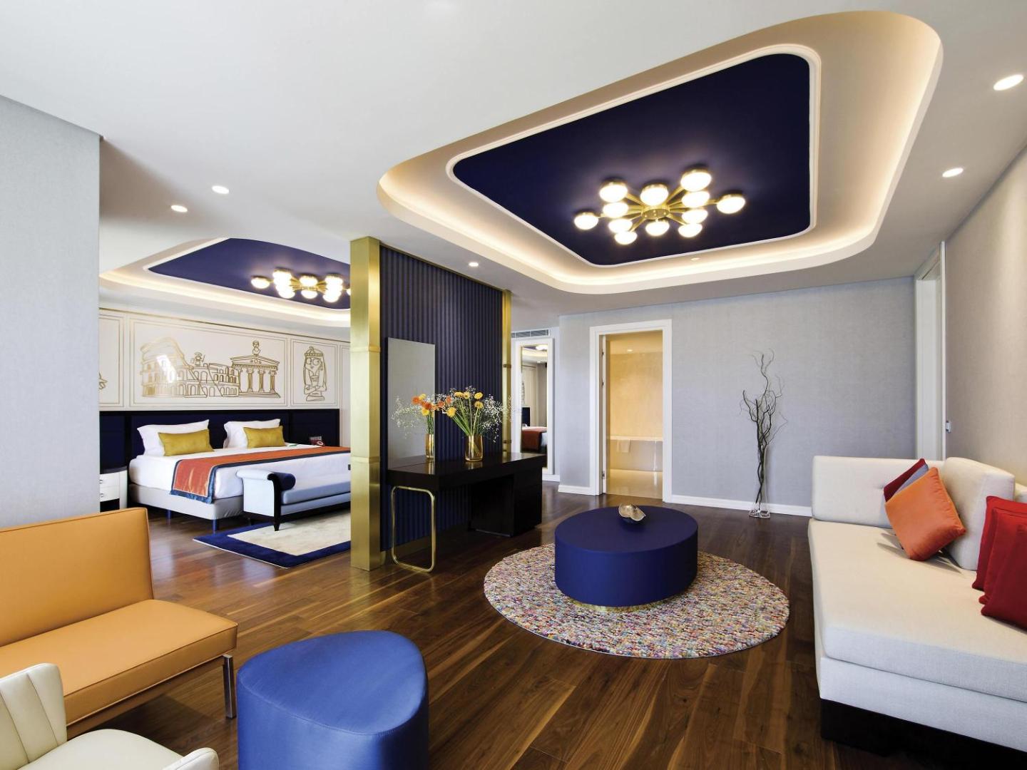 The Land of Legends Kingdom Hotel plašs luksusa numurs ar atsevišķu viesistabas zonu, dīvāniem un modernu interjeru
