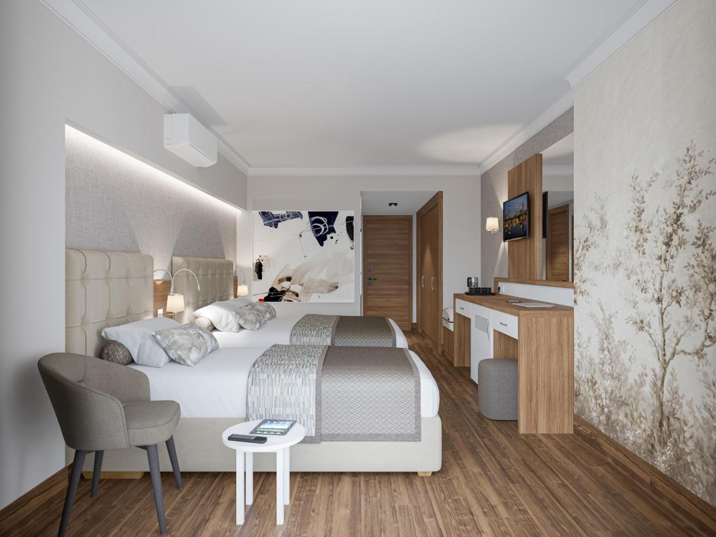Annabella Diamond Hotel numura kopskats ar divām gultām, atpūtas krēslu un modernu sienas dekoru — gaiša un plaša telpa