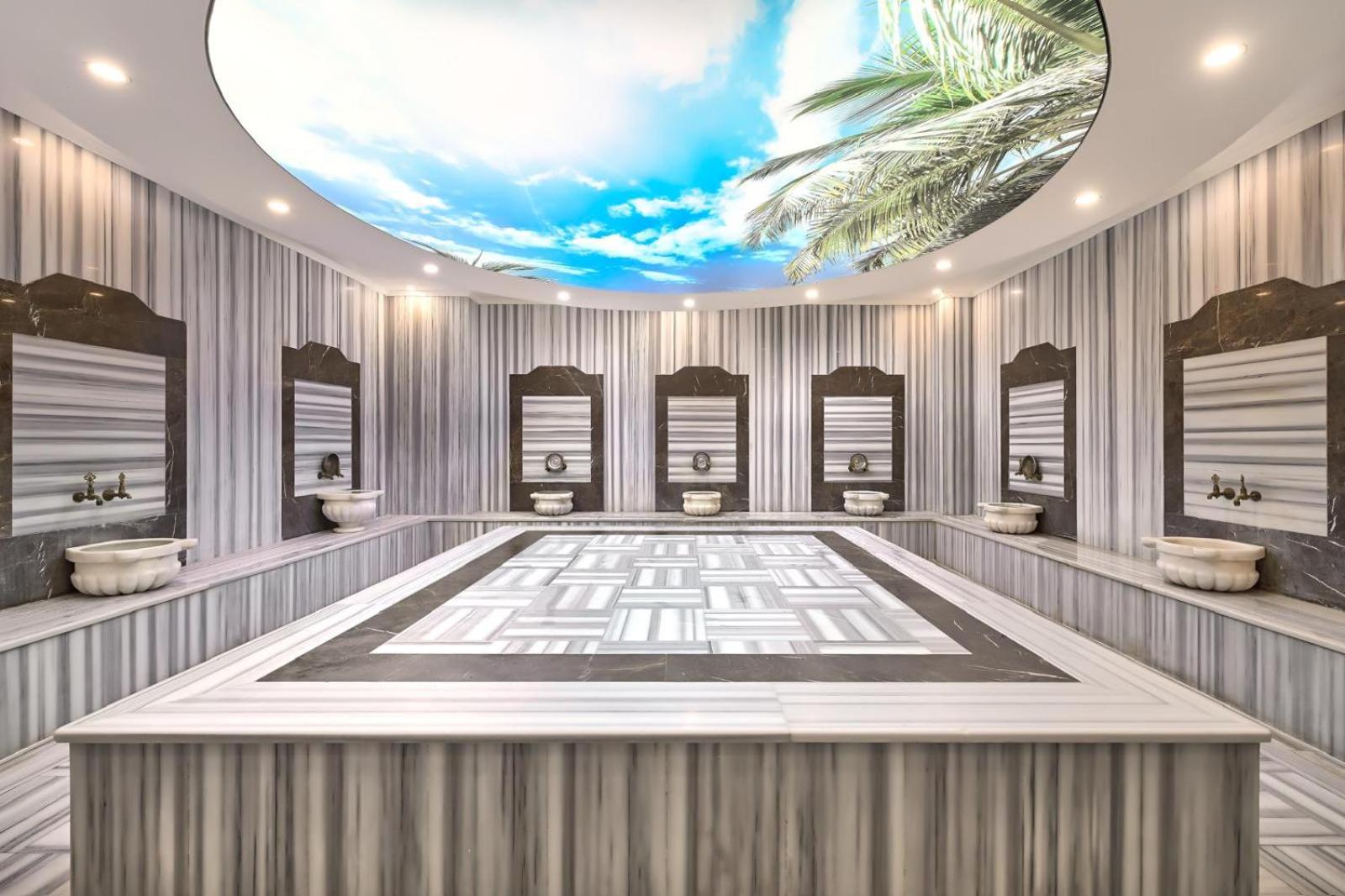 Tradicionāls turku hamams Annabella Diamond Hotel spa centrā ar marmora apdari un dekoratīviem griestiem, kas attēlo debesis un palmas