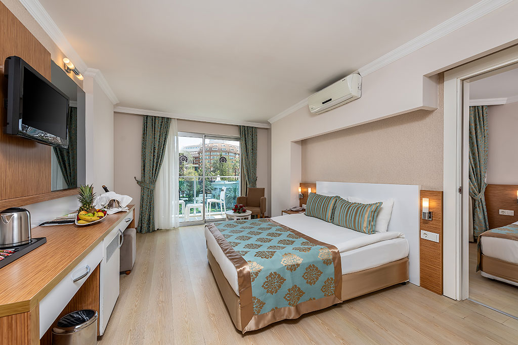 Annabella Diamond Hotel ģimenes numurs ar balkonu, skatu uz dārzu un blakus esošu guļamistabu — gaišs un funkcionāls iekārtojums