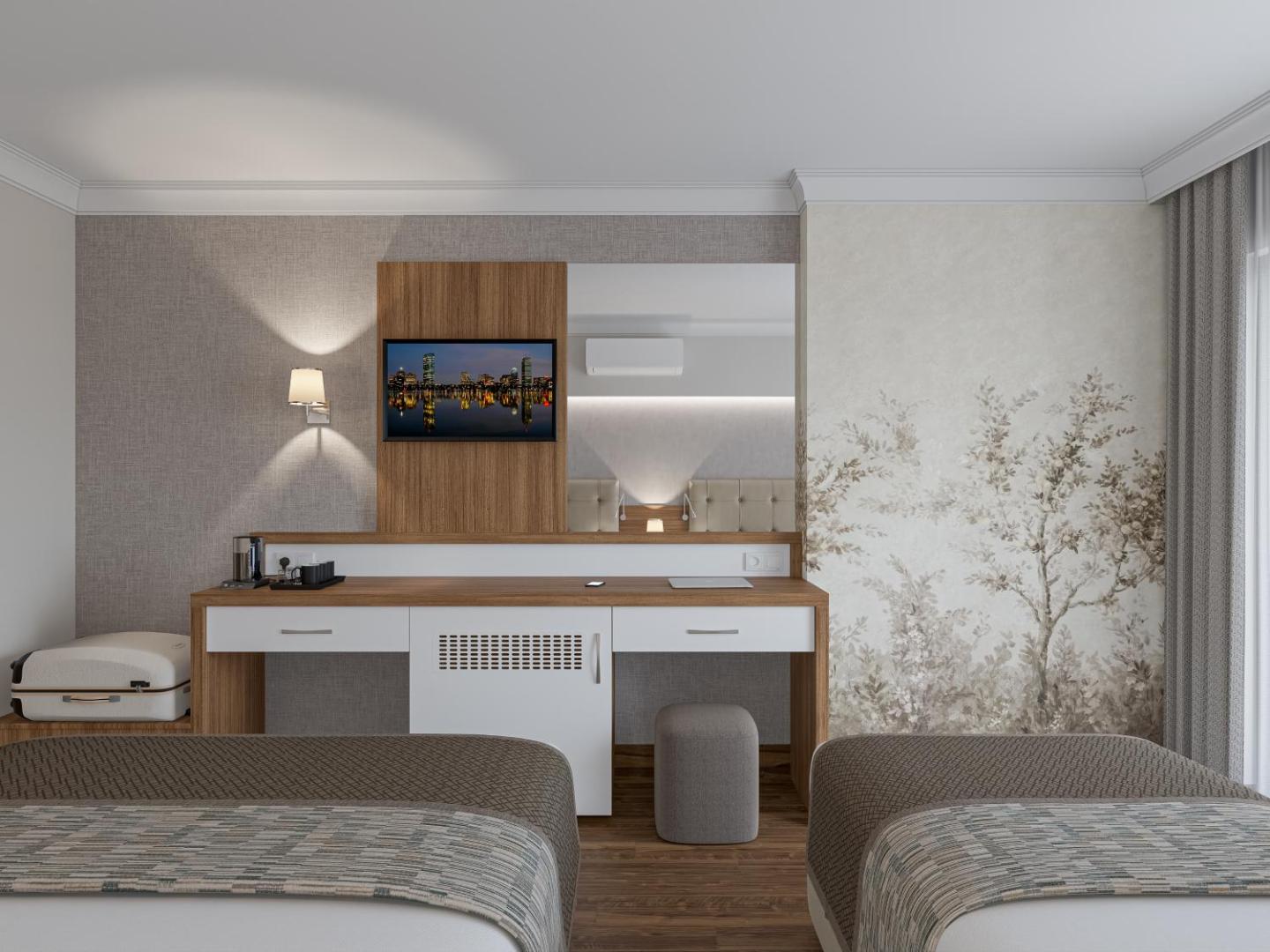Annabella Diamond Hotel numura interjera detaļa ar rakstāmgaldu, spoguli un dekoratīvām tapetēm — skats no gultas puses