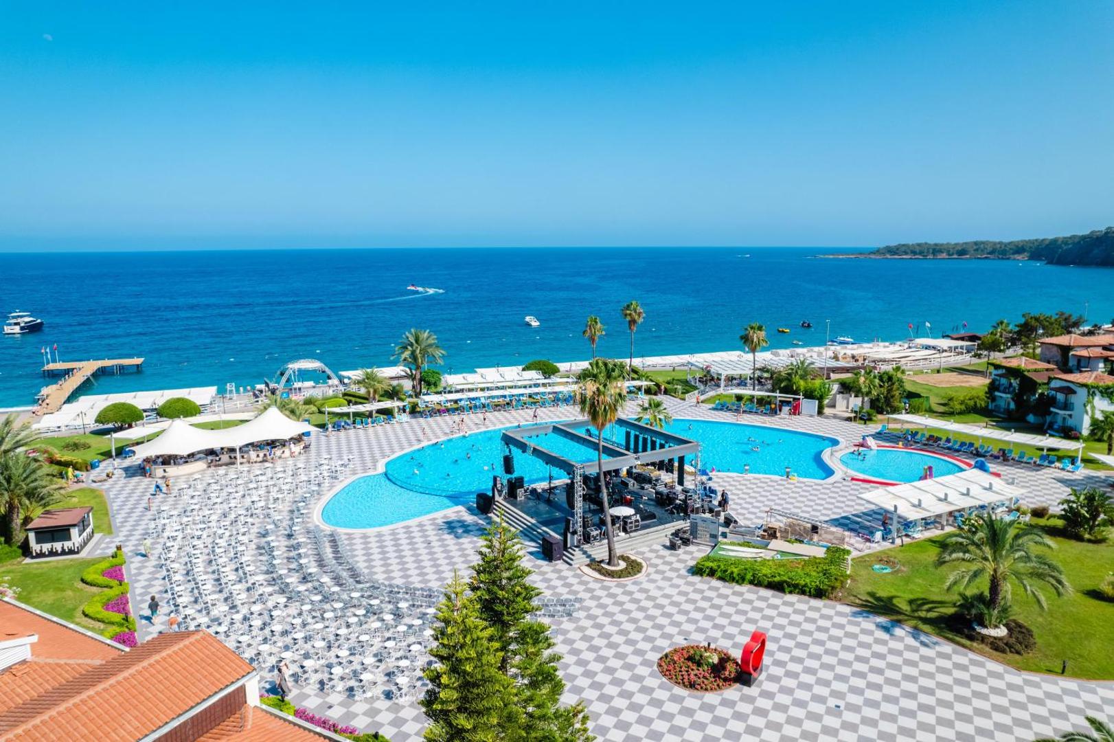 Club Marco Polo teritorijas skats no augšas uz baseinu zonu un privāto pludmali ar piestātni Kemeras reģionā