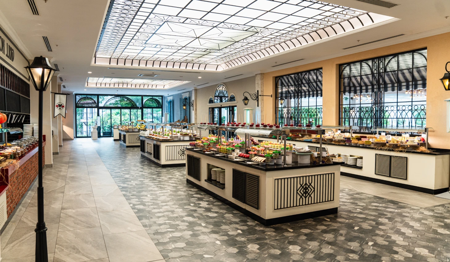 Club Marco Polo galvenā restorāna bufetes zona ar plašu ēdienu izvēli, modernu interjeru un stikla griestu elementiem