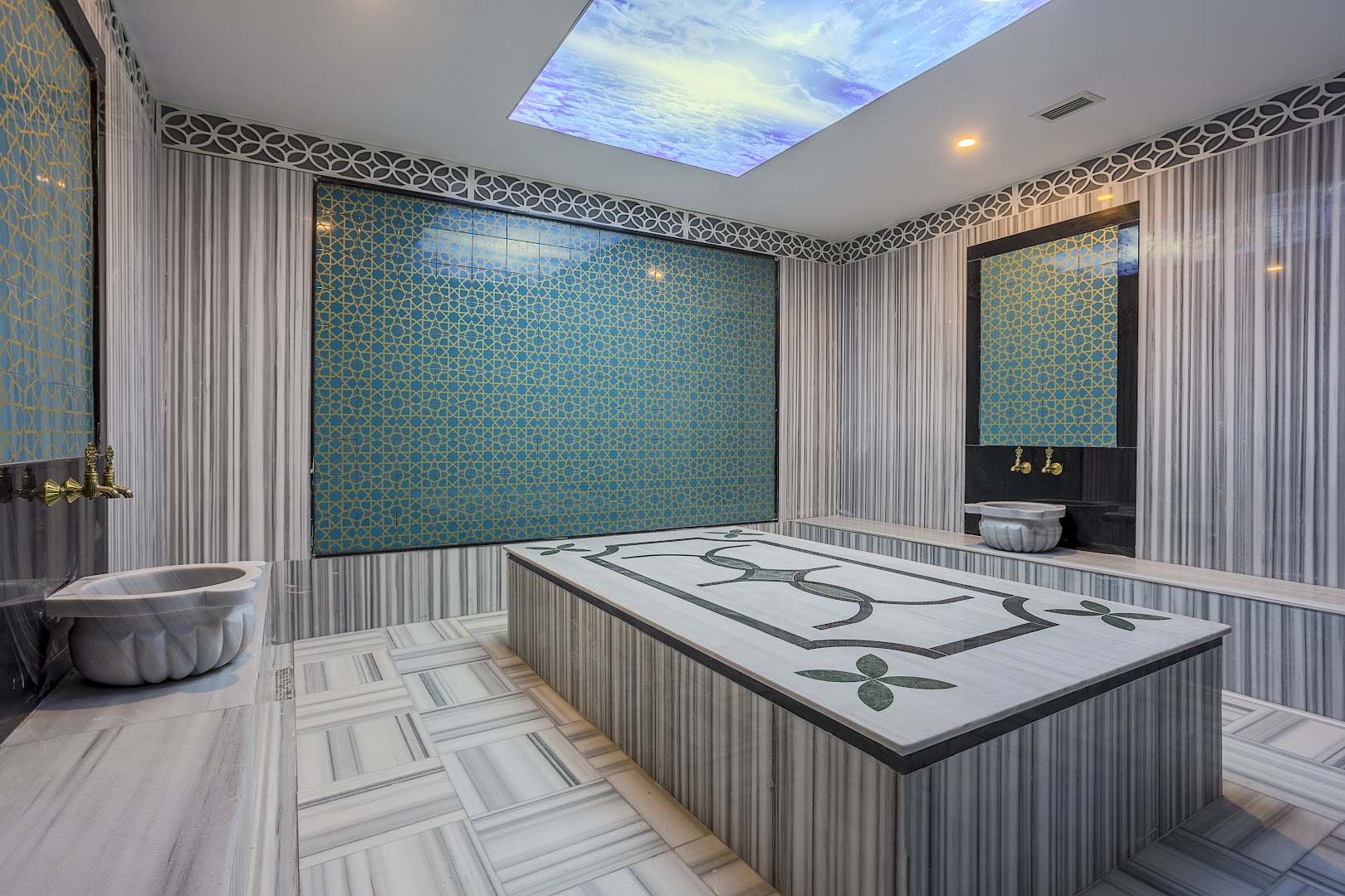 Eftalia Blue Hotel spa centra tradicionālais turku hamams ar marmora platformu, dekoratīvām flīzēm un debesu attēlu pie griestiem