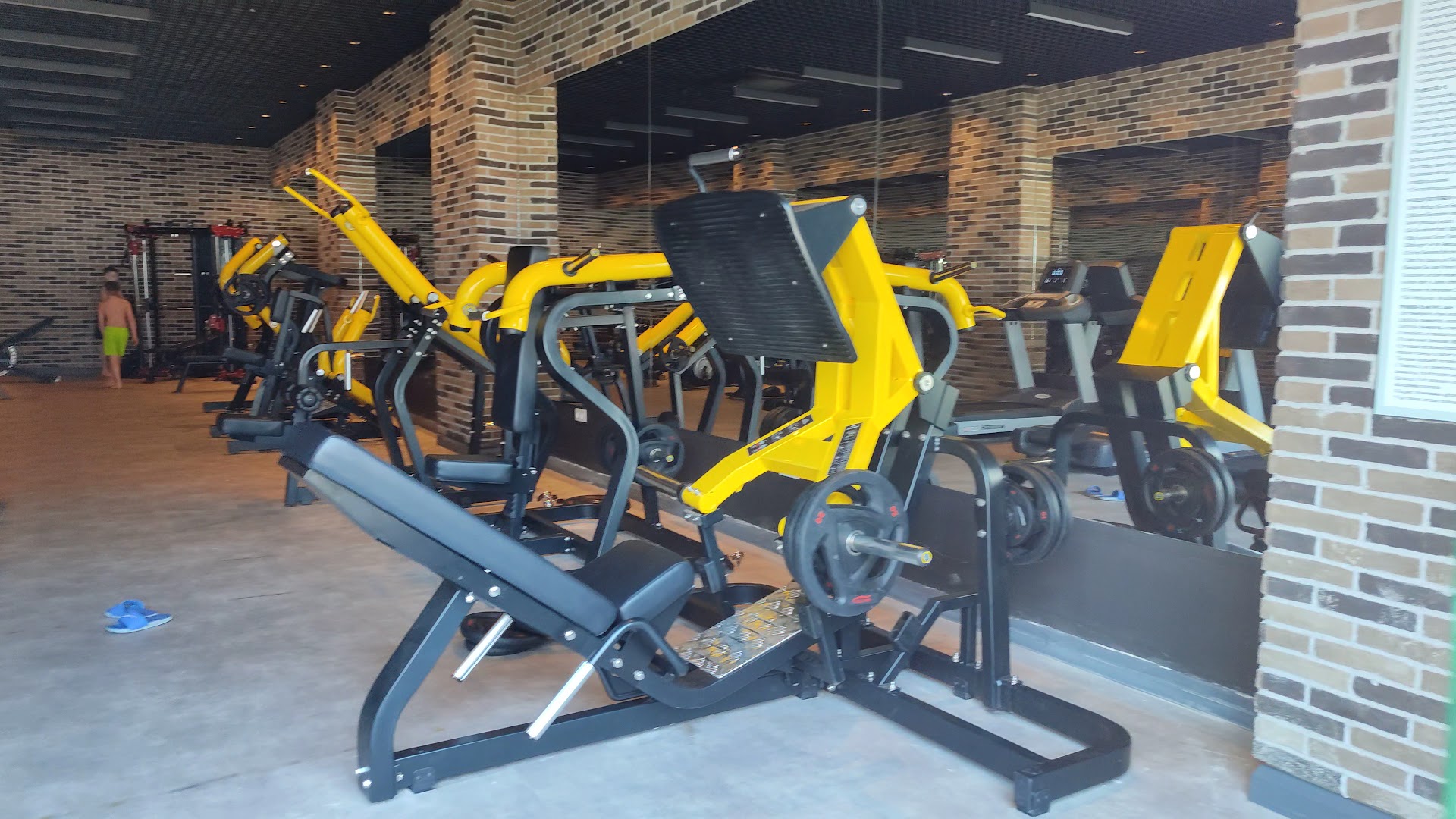 Eftalia Blue Hotel trenažieru zāle ar modernu fitnesa aprīkojumu, spēka trenažieriem un spoguļu sienu aktīvai atpūtai