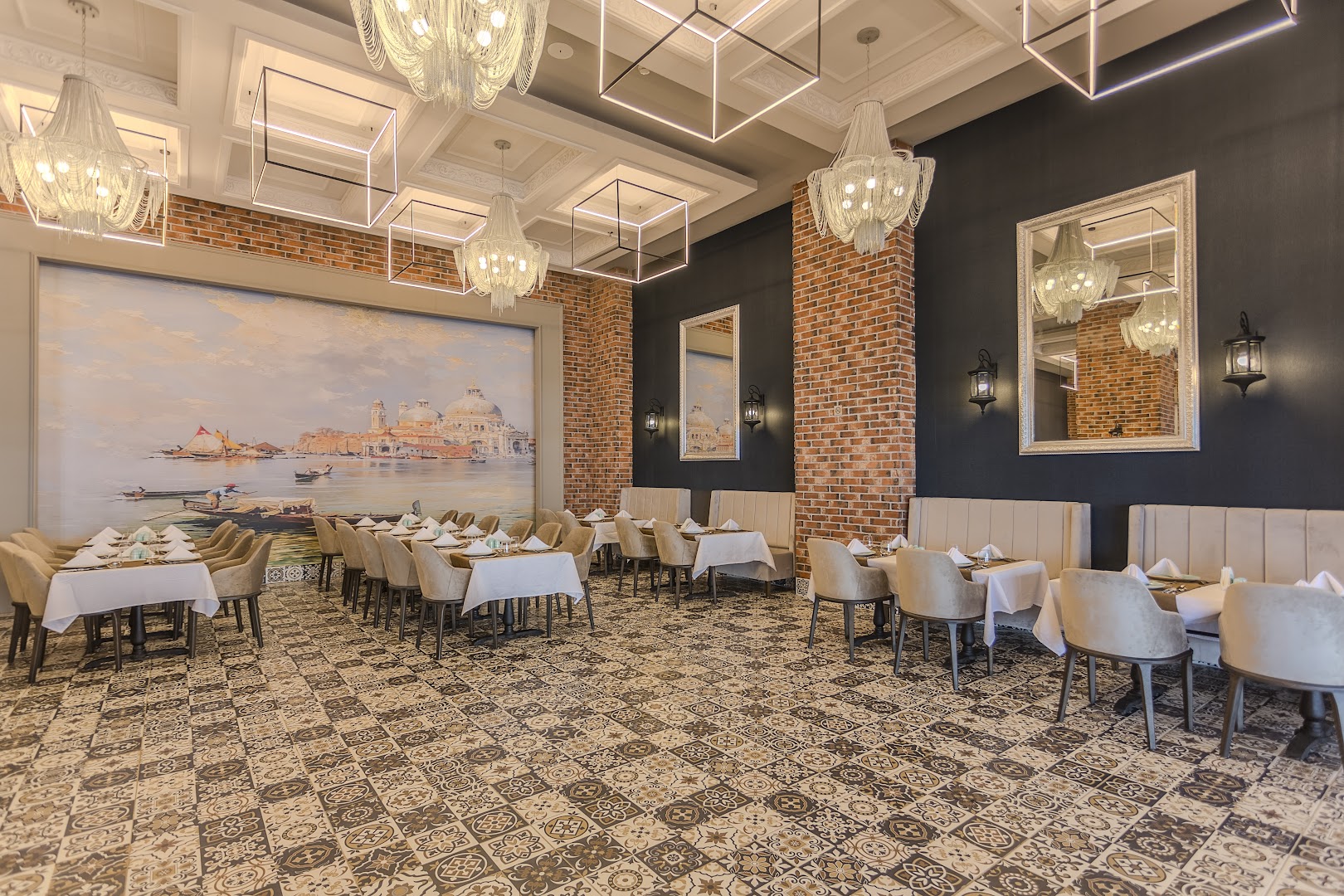 Eftalia Blue Hotel restorāna zāle ar dekoratīvām ķieģeļu sienām, kristāla lustrām un Venēcijas skatu gleznojumu