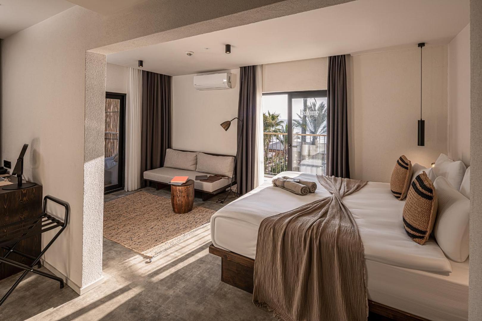 Balmy Beach Resort Kemer plašs numurs ar lielu gultu, atpūtas zonu un balkonu, no kura paveras skats uz dārzu