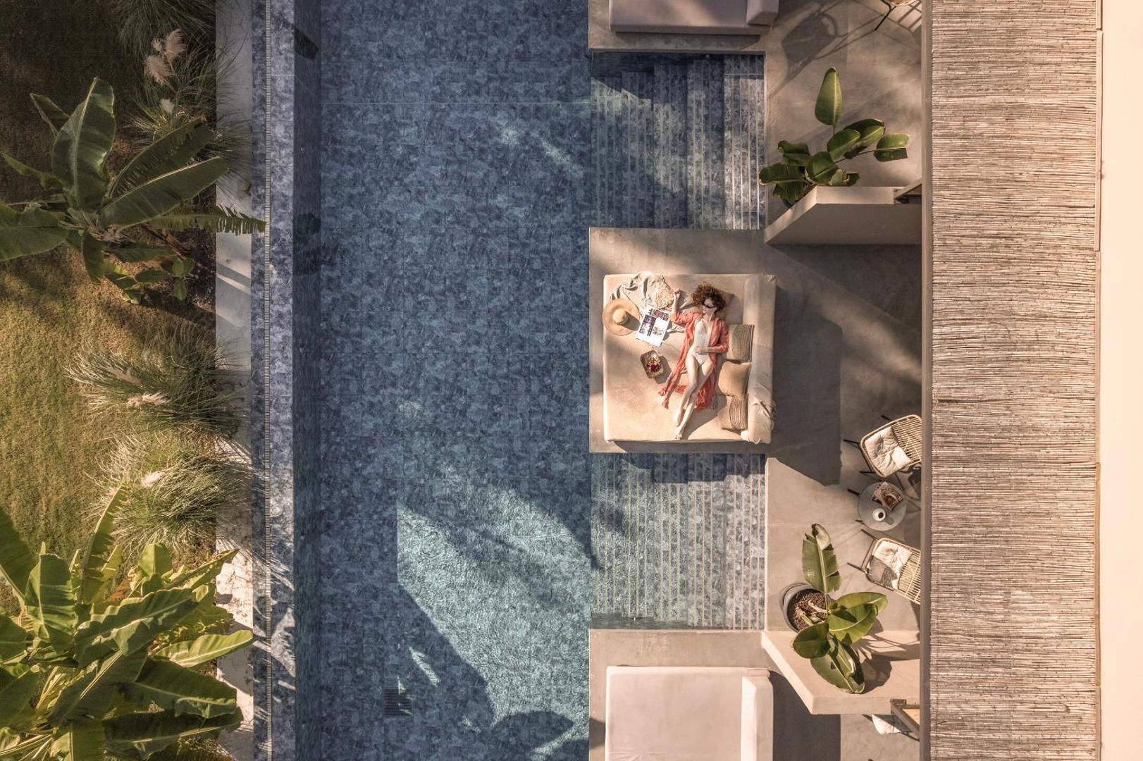 Balmy Beach Resort Kemer numura terase ar tiešu piekļuvi baseinam un atpūtas zonu — skats no augšas uz modernu dizainu