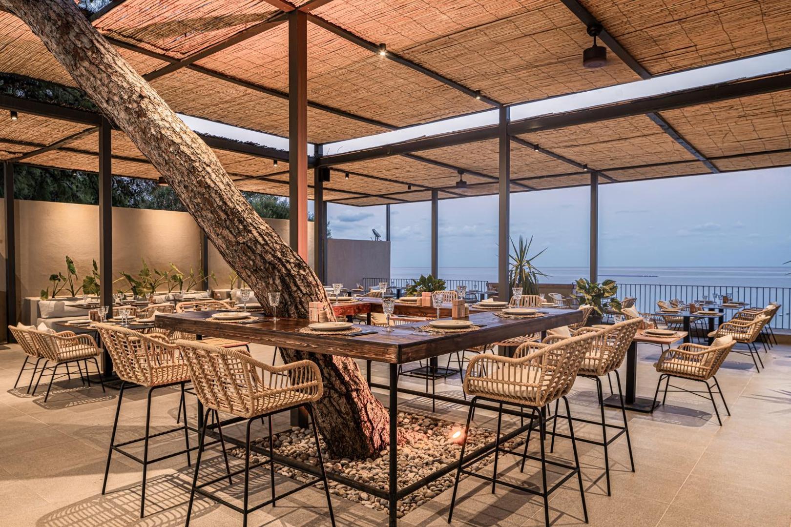 Balmy Beach Resort Kemer restorāna terase ar skatu uz jūru — dabiska koka dizains un mājīga atmosfēra vakariņām