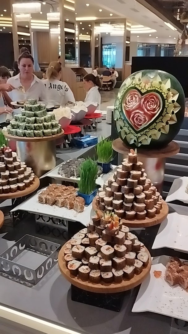 Lago Hotel restorāna bufetes zona ar plašu suši izvēli un mākslinieciski izgrebtu arbūzu viesnīcas restorānā Turcijā