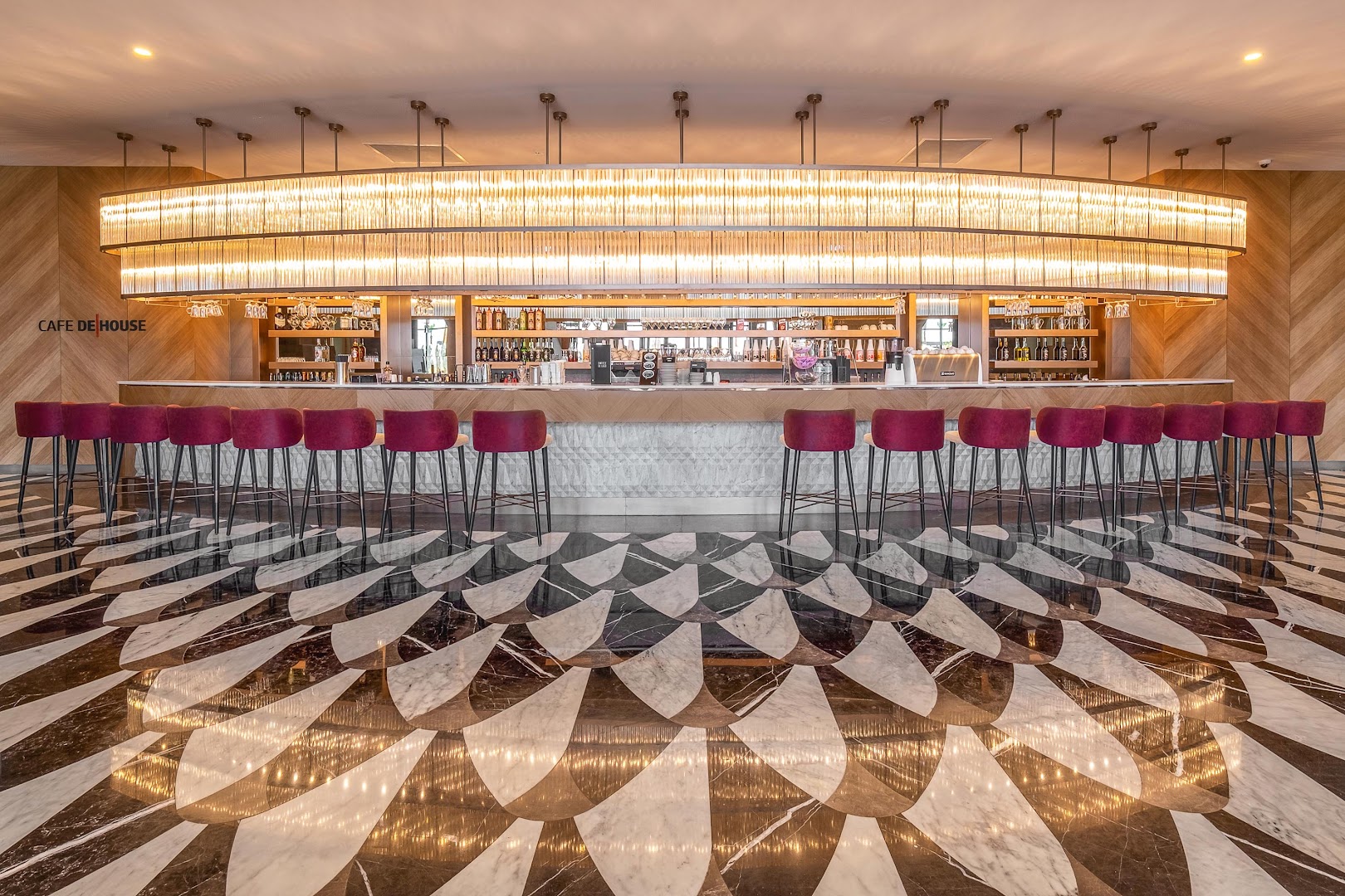 Lago Hotel modernais vestibila bārs Cafe De House ar greznu apgaismojumu, marmora grīdu un elegantiem bāra krēsliem Side, Turcijā