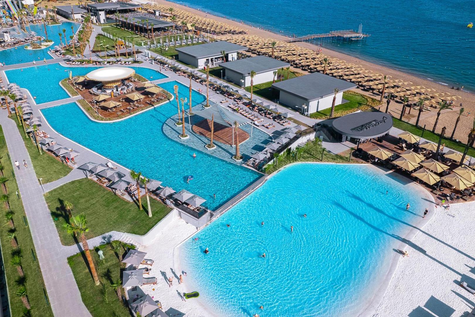 Lago Hotel plašā baseinu sistēma ar bāru un atpūtas terasēm blakus jūras krastam Sidē, Turcijā