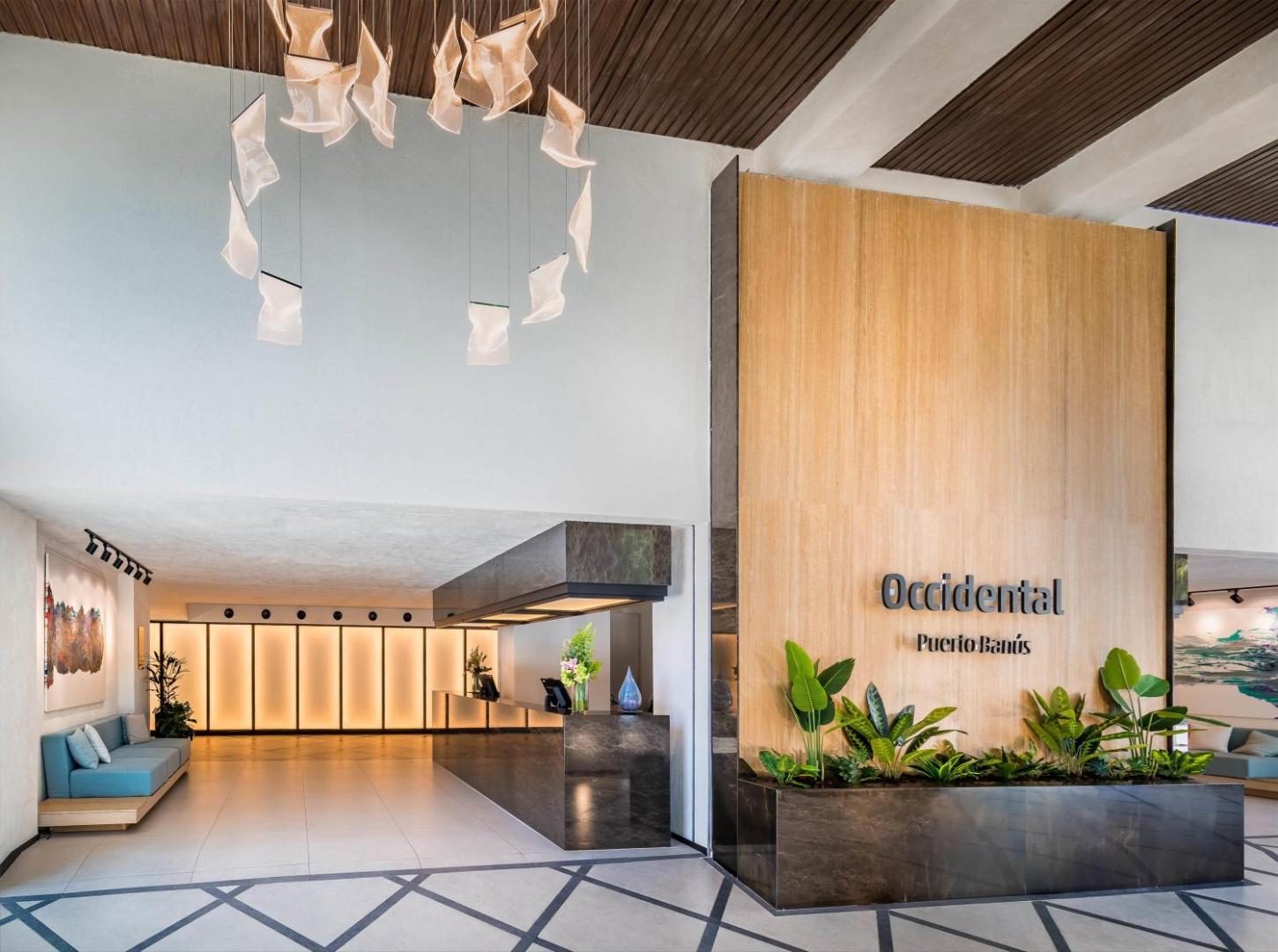 Occidental Puerto Banus viesnīcas lobby un recepcijas zona ar modernu dizainu, koka apdari un augstiem griestiem Marbeljā